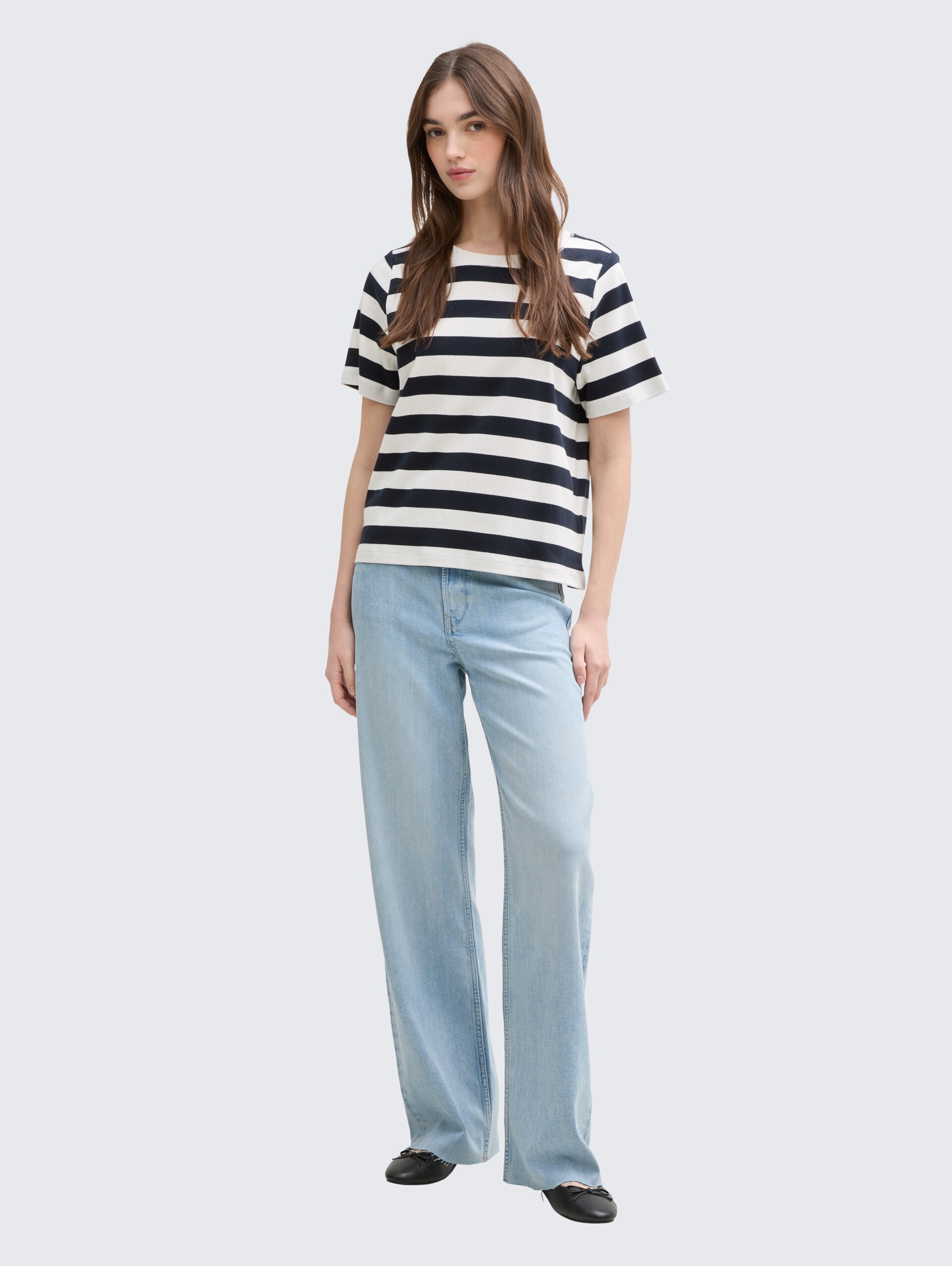 TTLINOU WIDE Jeans - Clean Light Stone Blue Denim - Model-Vorderansicht