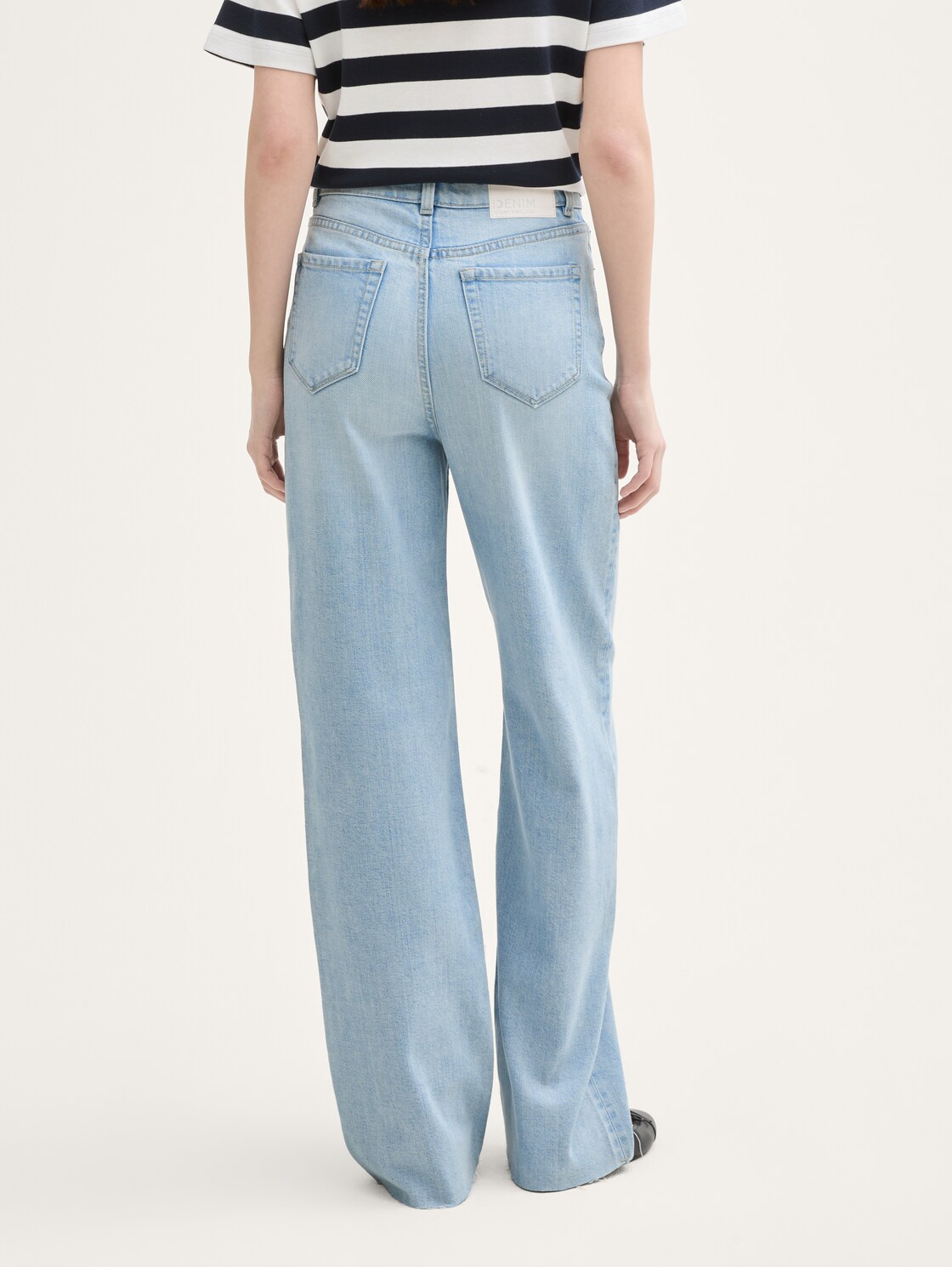 TTLINOU WIDE Jeans - Clean Light Stone Blue Denim - Auschnitt Model-Rückansicht