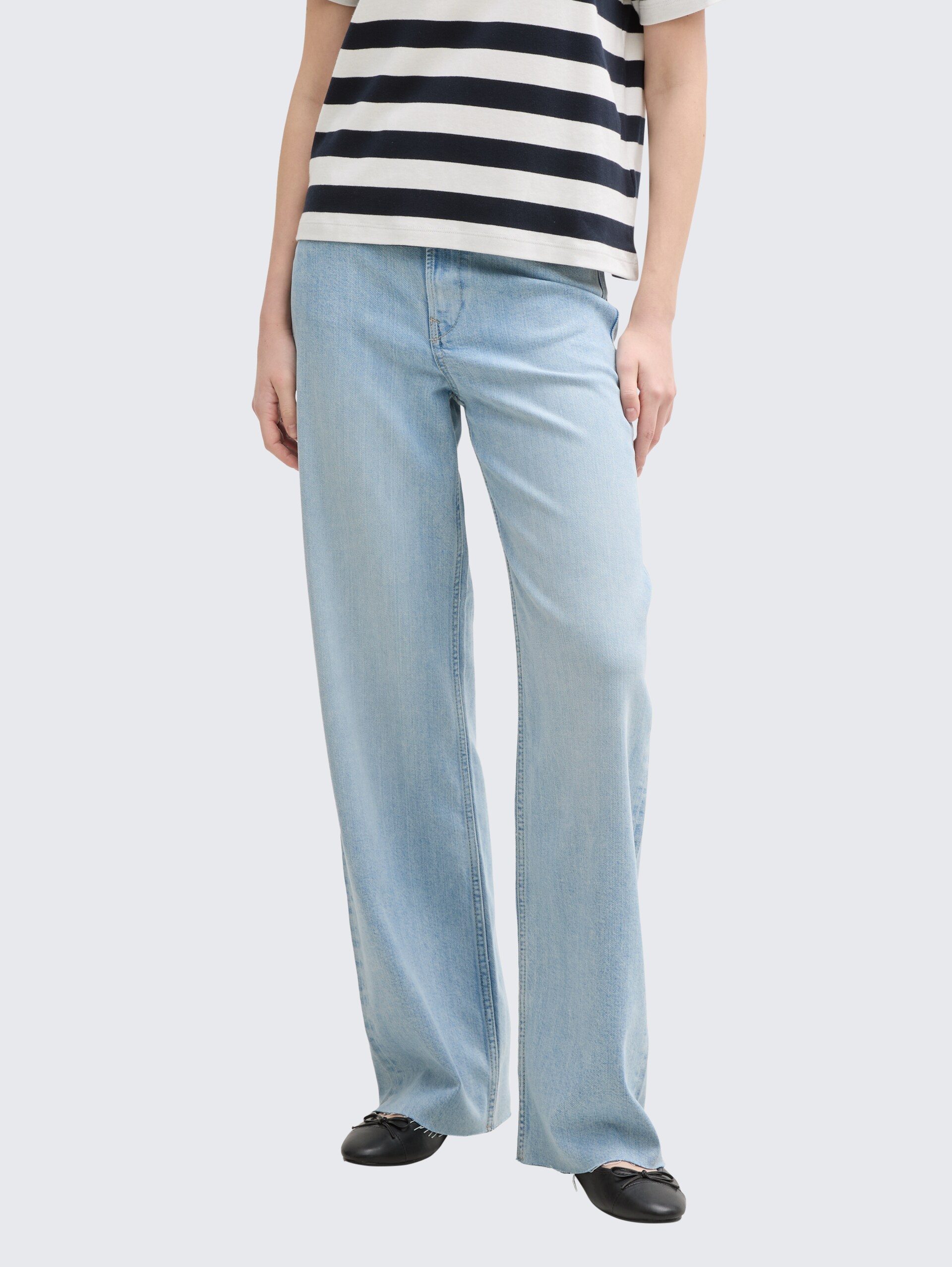 TTLINOU WIDE Jeans - Clean Light Stone Blue Denim - Ausschnitt Model-Vorderansicht