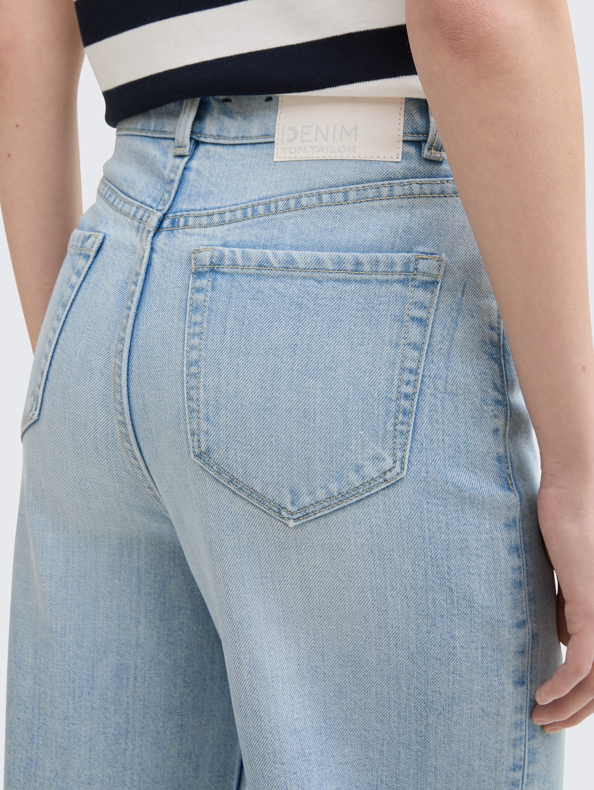TTLINOU WIDE Jeans - Clean Light Stone Blue Denim - Detail-Model-Ansicht