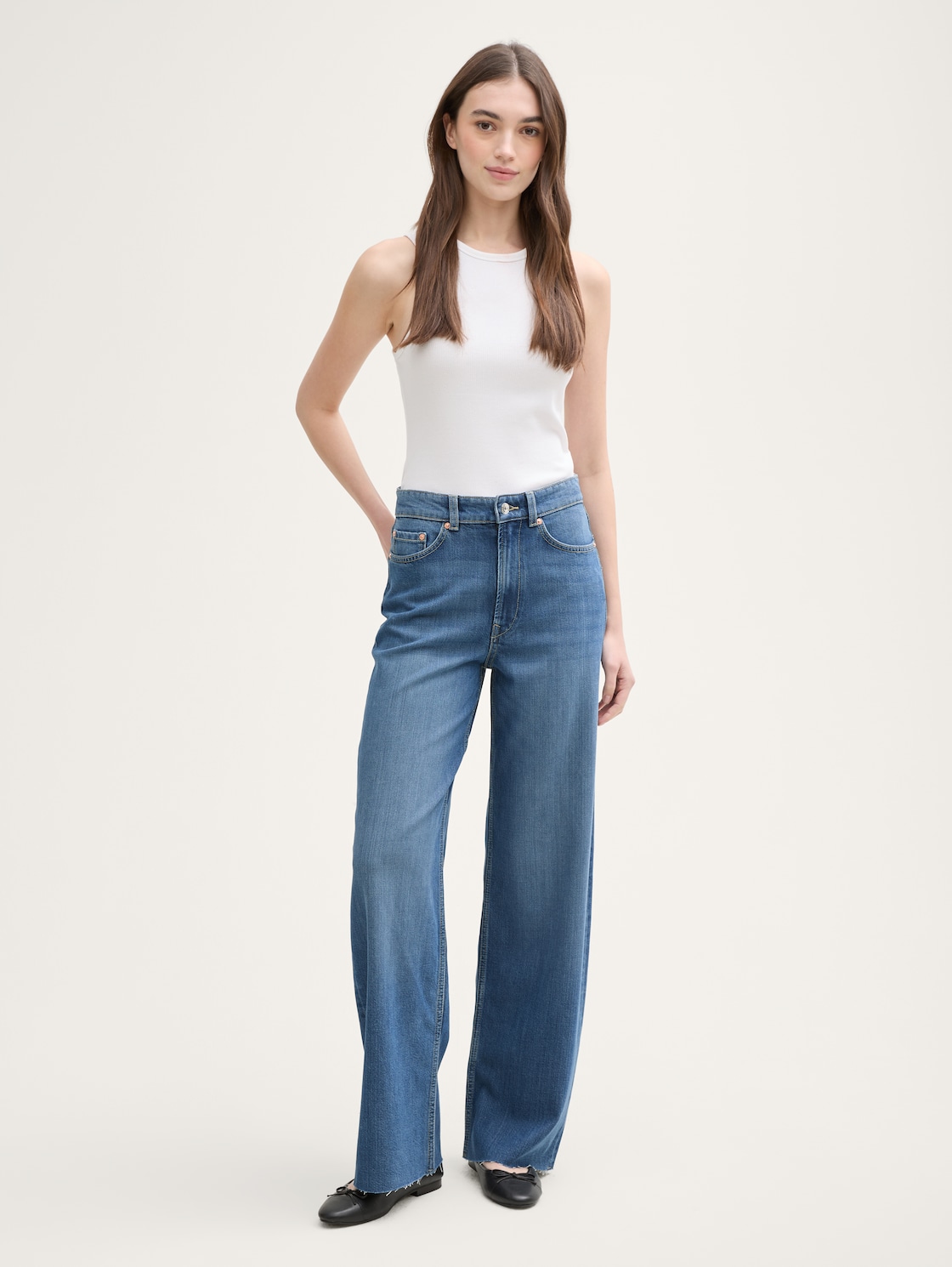 TTLINOU WIDE Jeans - Clean Mid Stone Blue Denim - Model-Vorderansicht