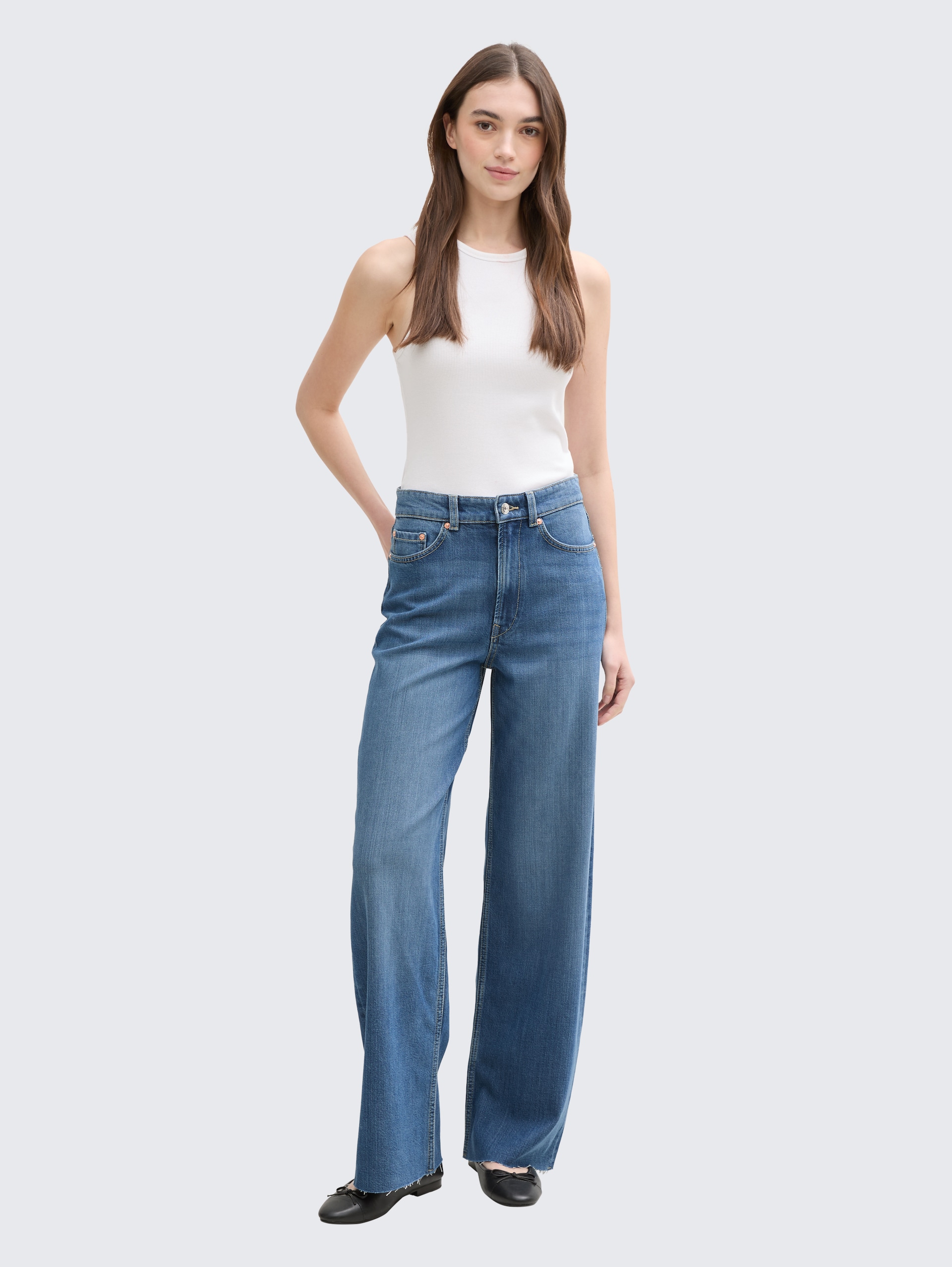 TTLINOU WIDE Jeans - Clean Mid Stone Blue Denim - Model-Vorderansicht