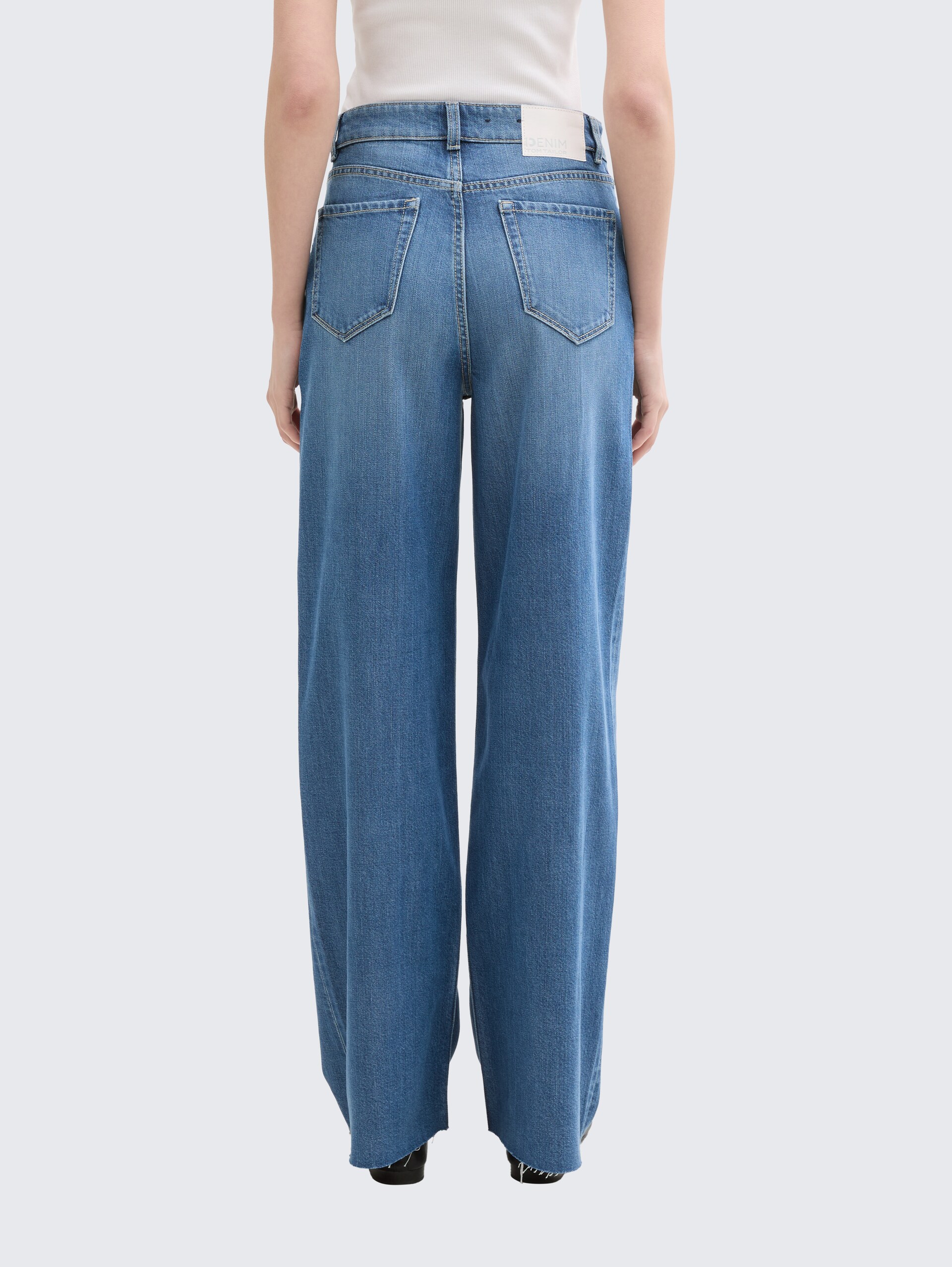 TTLINOU WIDE Jeans - Clean Mid Stone Blue Denim - Auschnitt Model-Rückansicht