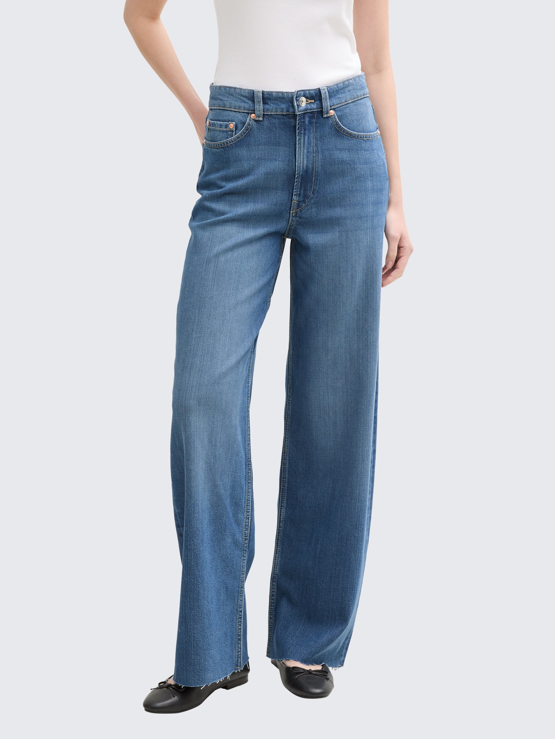 TTLINOU WIDE Jeans - Clean Mid Stone Blue Denim - Ausschnitt Model-Vorderansicht