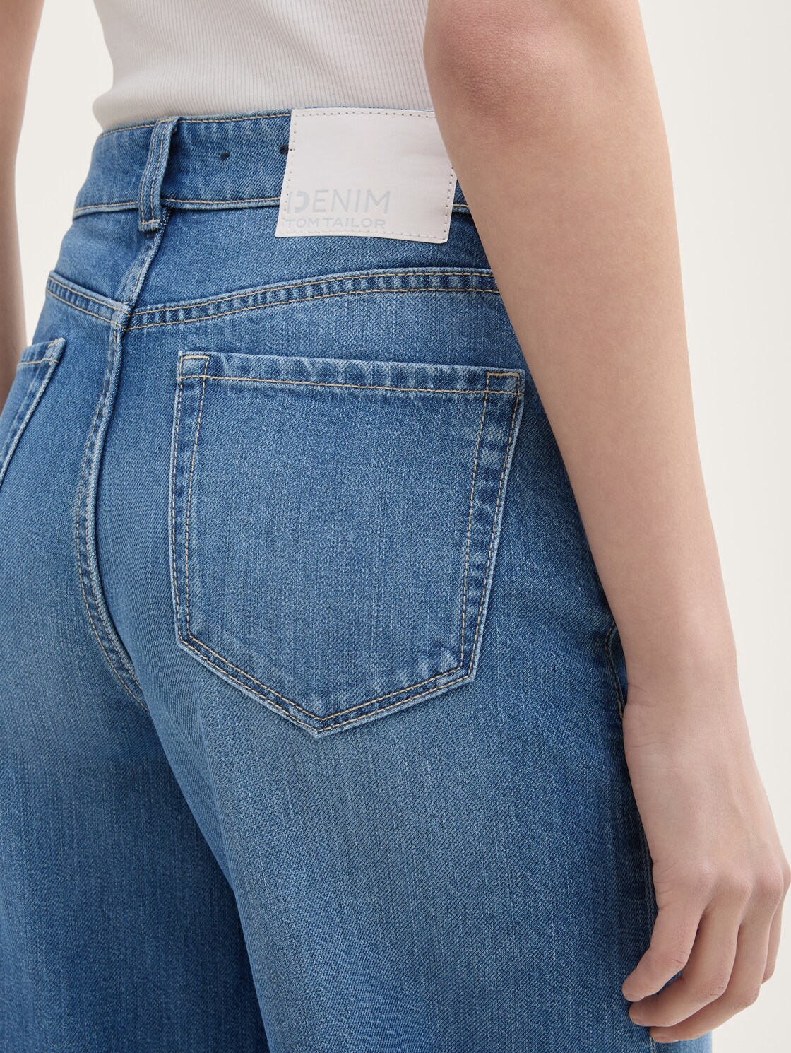 TTLINOU WIDE Jeans - Clean Mid Stone Blue Denim - Detail-Model-Ansicht