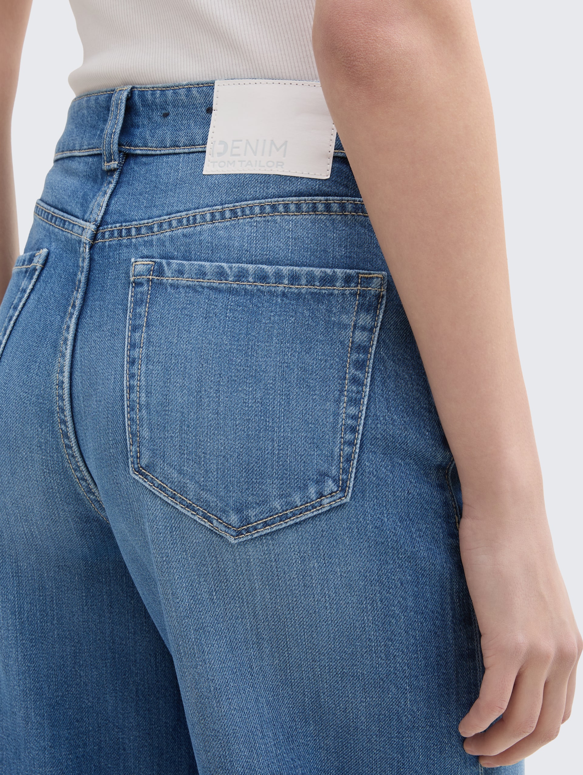 TTLINOU WIDE Jeans - Clean Mid Stone Blue Denim - Detail-Model-Ansicht
