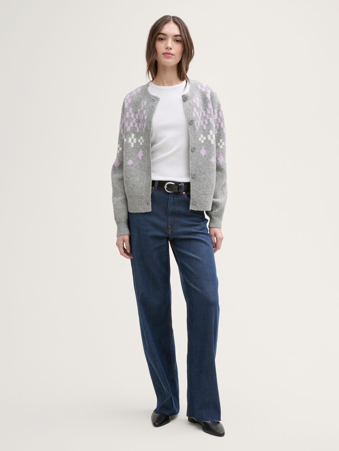 TTLINOU WIDE Jeans - Clean Dark Stone Blue Denim - Model-Vorderansicht