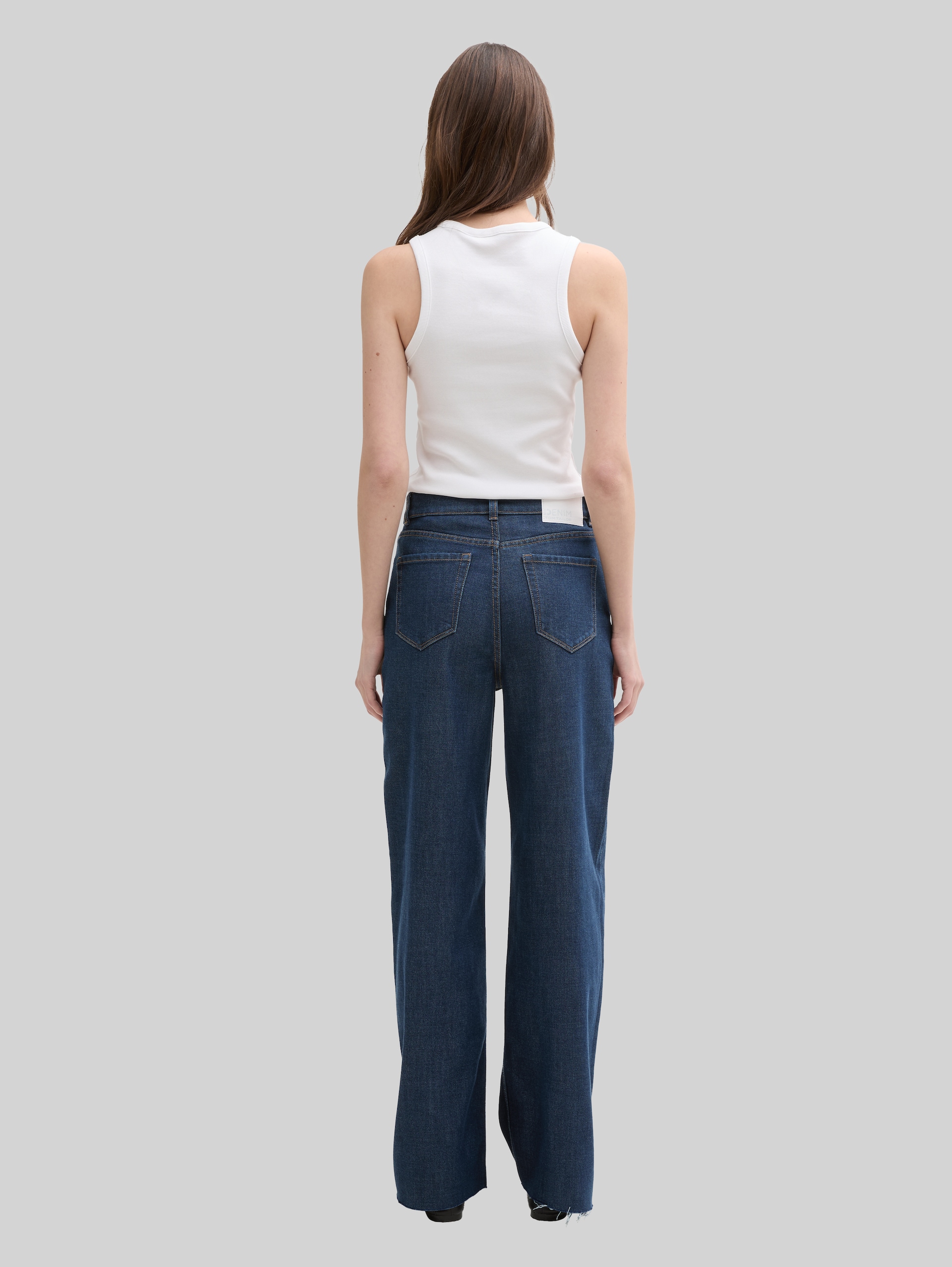 Relaxed denim shorts - Clean Dark Stone Blue Denim - Neckline model-back view