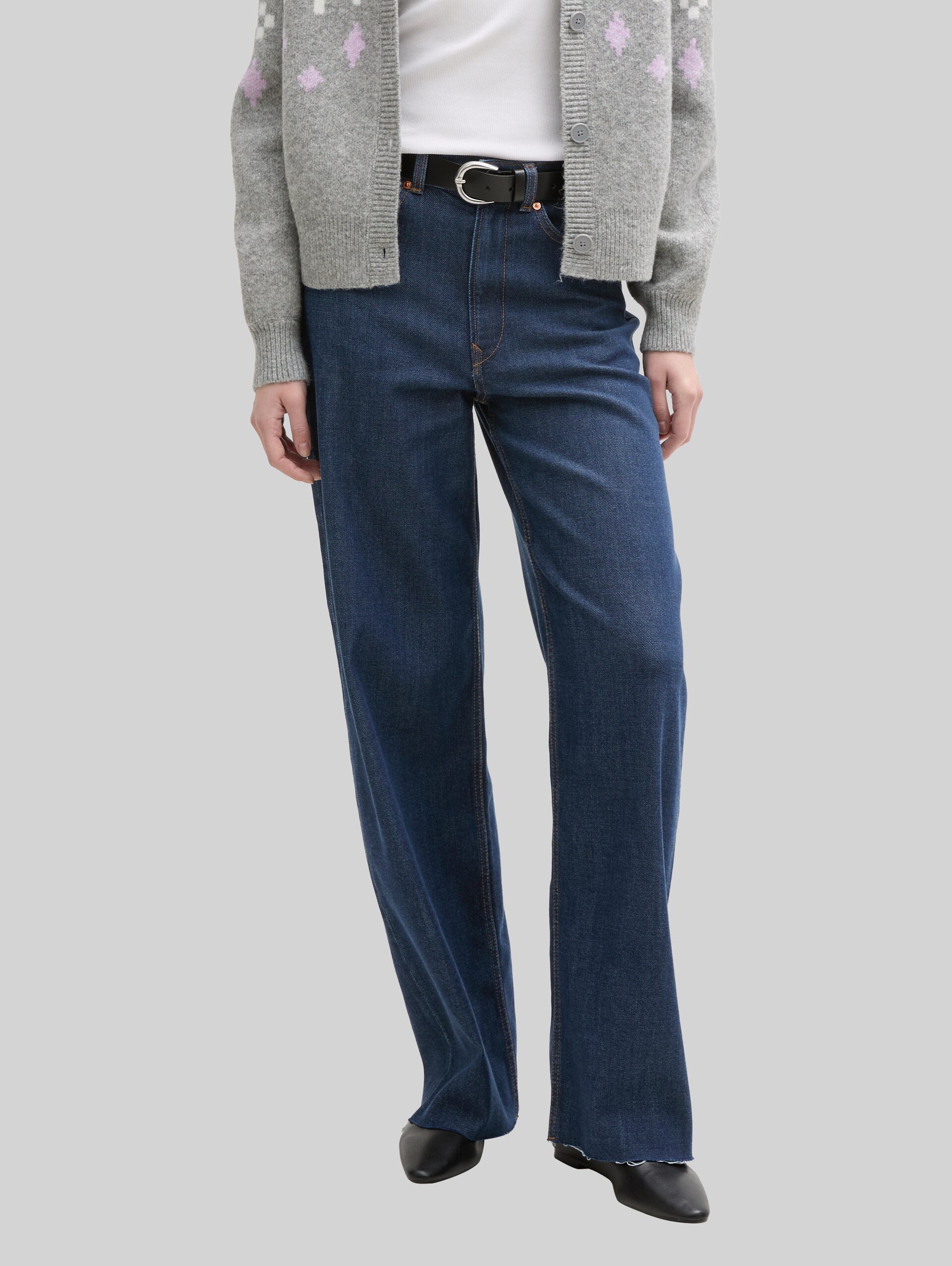 Relaxed denim shorts - Clean Dark Stone Blue Denim - Neckline model front view