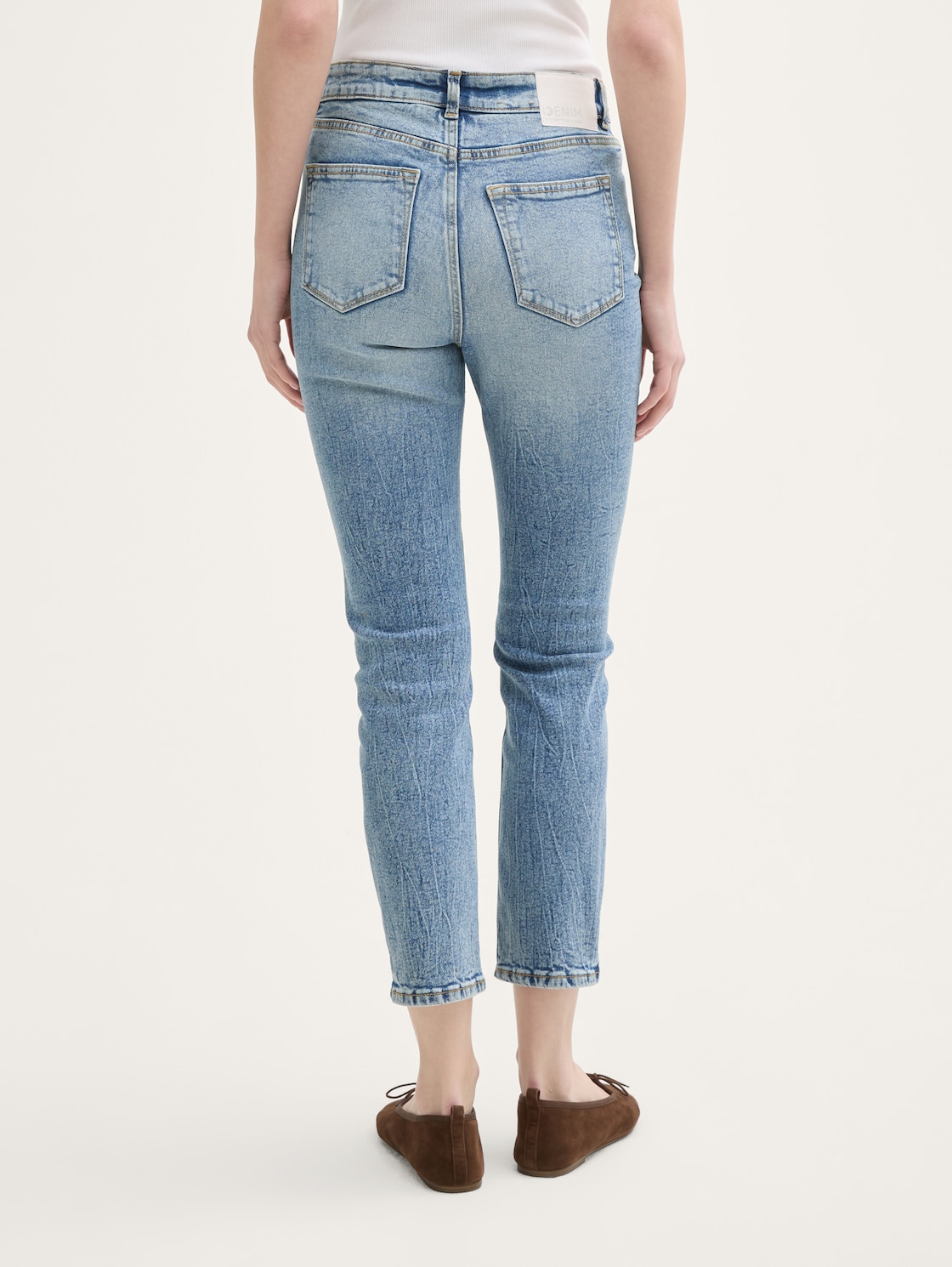 TTLOTTE SLIM STRAIGHT Jeans mit High Waist - Used Mid Stone Blue Denim - Auschnitt Model-Rückansicht