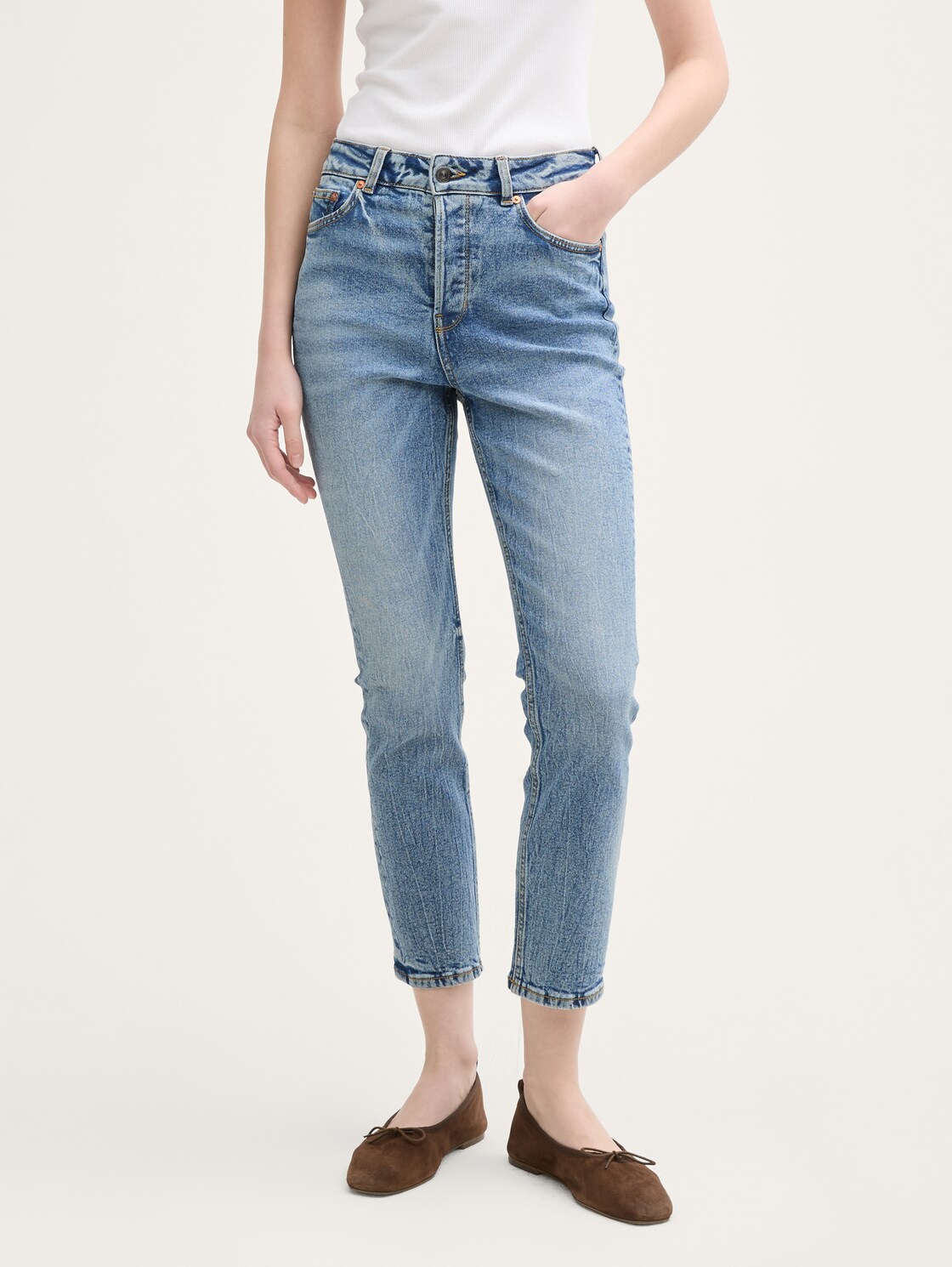TTLOTTE SLIM STRAIGHT Jeans mit High Waist - Used Mid Stone Blue Denim - Ausschnitt Model-Vorderansicht