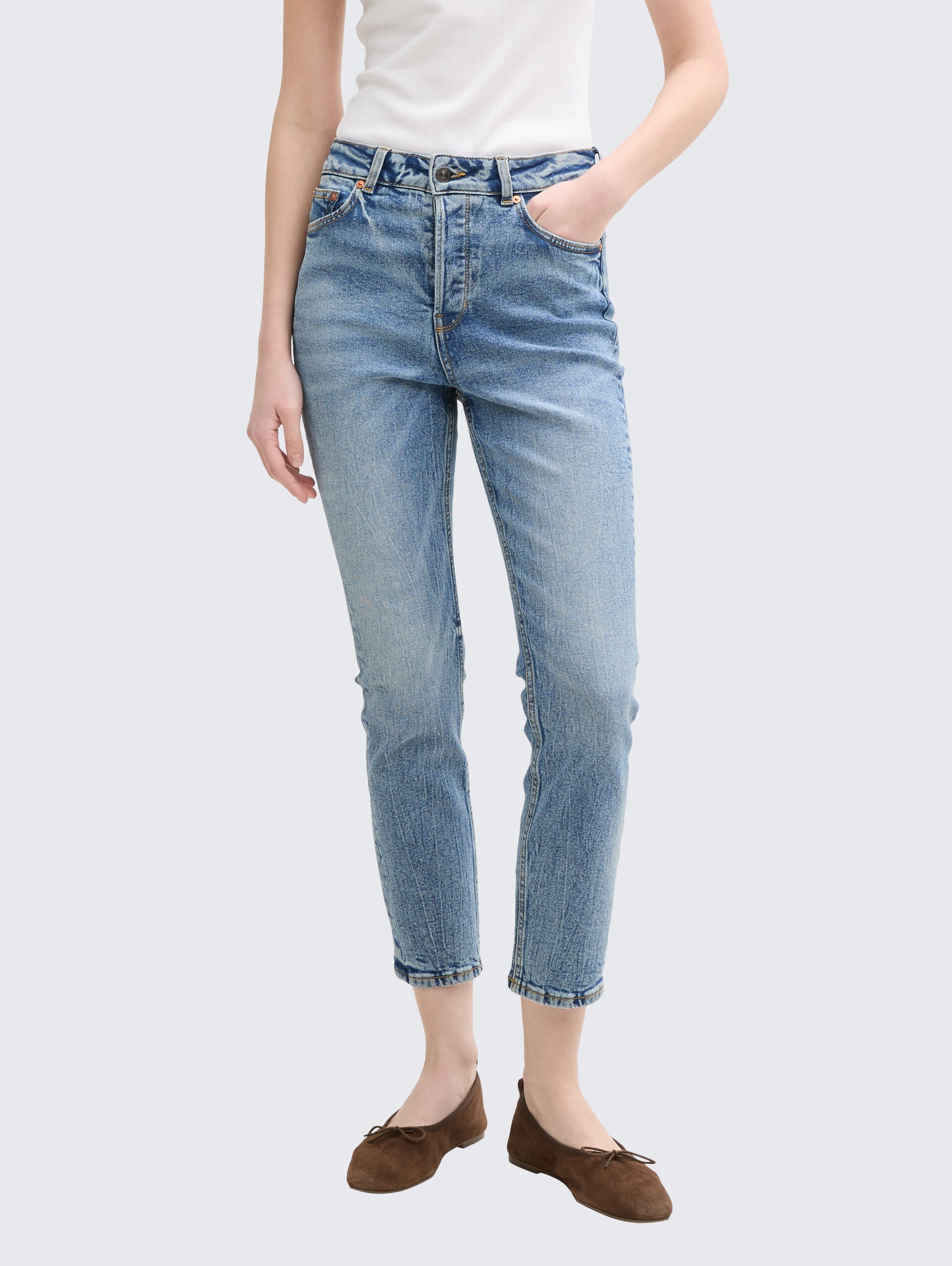 TTLOTTE SLIM STRAIGHT Jeans mit High Waist - Used Mid Stone Blue Denim - Ausschnitt Model-Vorderansicht