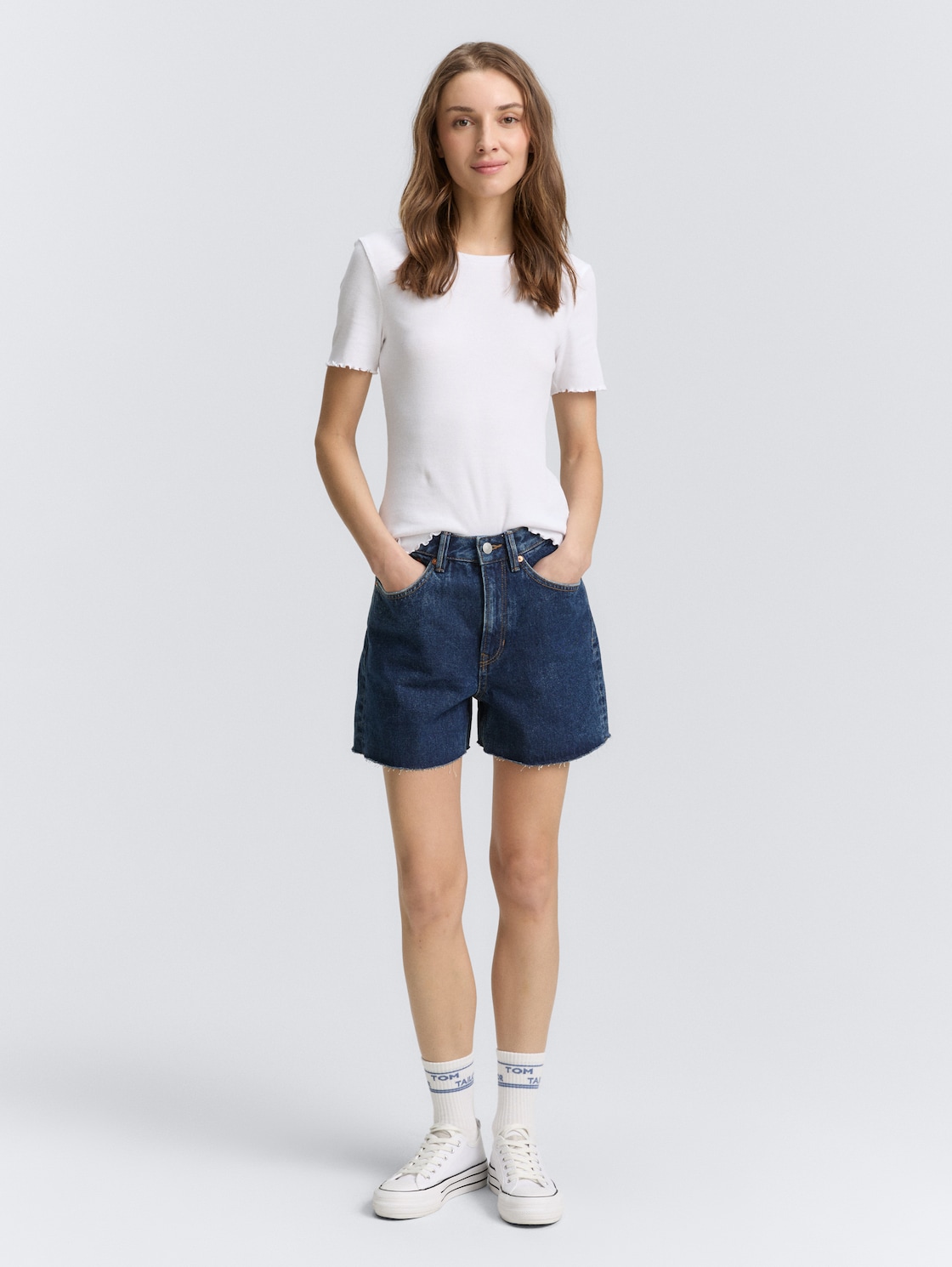 TTLINLEY MOM Jeans Shorts - Used Mid Stone Blue Denim - Model-Vorderansicht