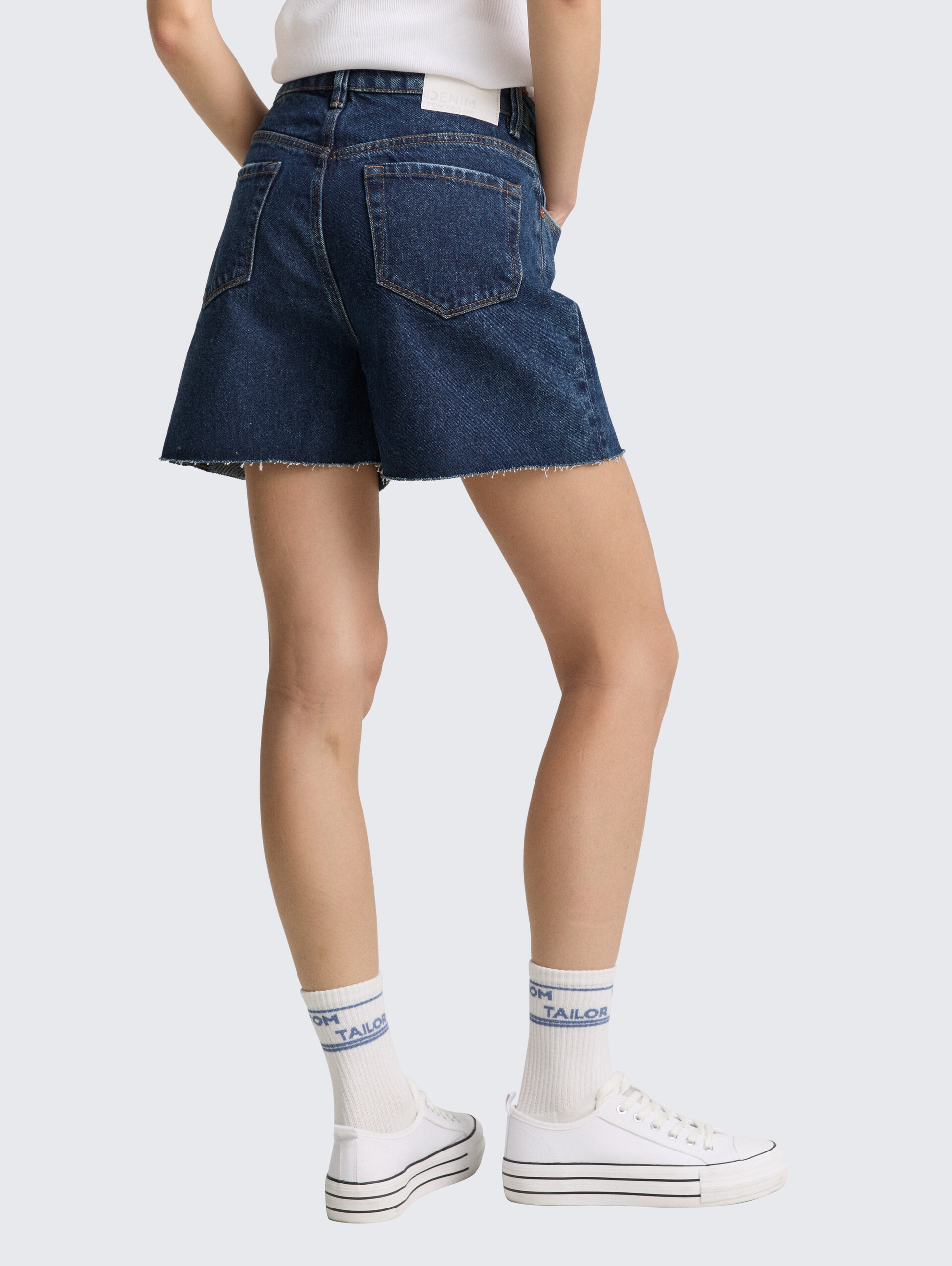 TTLINLEY MOM Jeans Shorts - Used Mid Stone Blue Denim - Auschnitt Model-Rückansicht