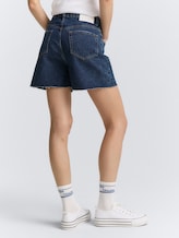 TTLINLEY MOM Jeans Shorts - Used Mid Stone Blue Denim - Auschnitt Model-Rückansicht