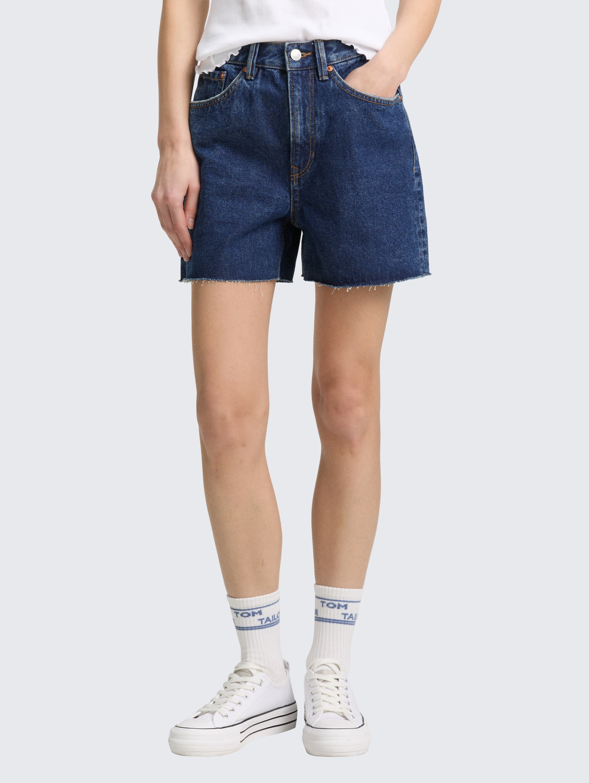 TTLINLEY MOM Jeans Shorts - Used Mid Stone Blue Denim - Ausschnitt Model-Vorderansicht