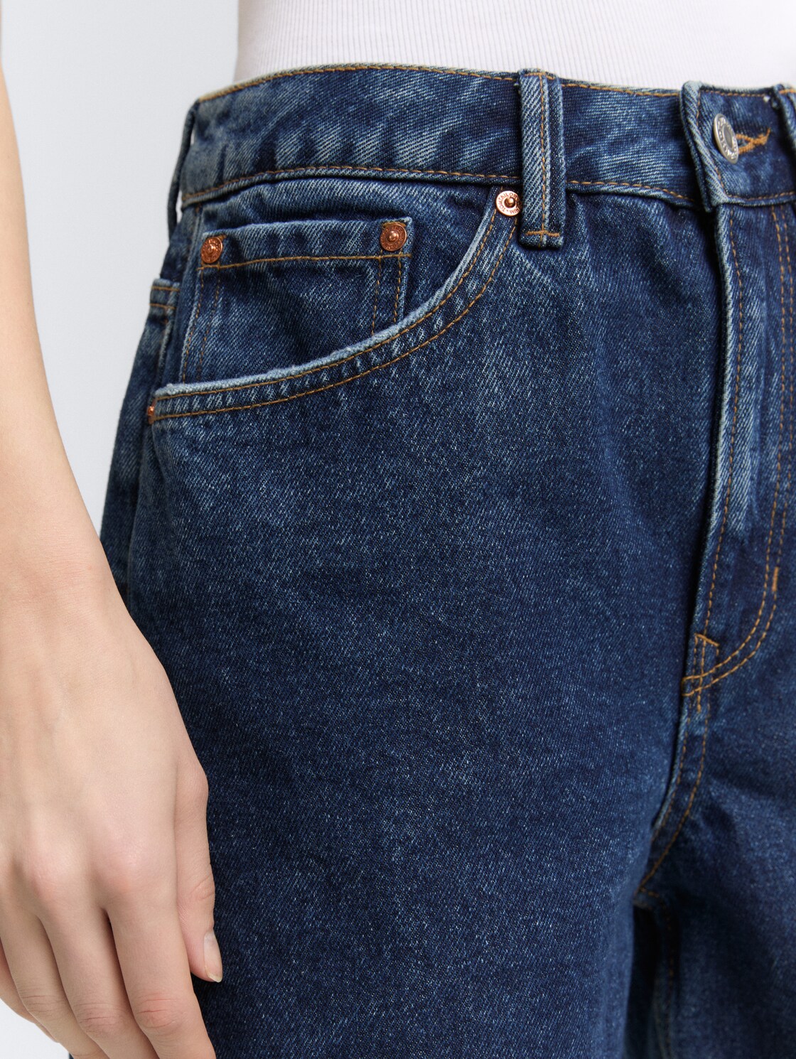 TTLINLEY MOM Jeans Shorts - Used Mid Stone Blue Denim - Detail-Model-Ansicht