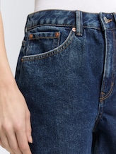 TTLINLEY MOM Jeans Shorts - Used Mid Stone Blue Denim - Detail-Model-Ansicht