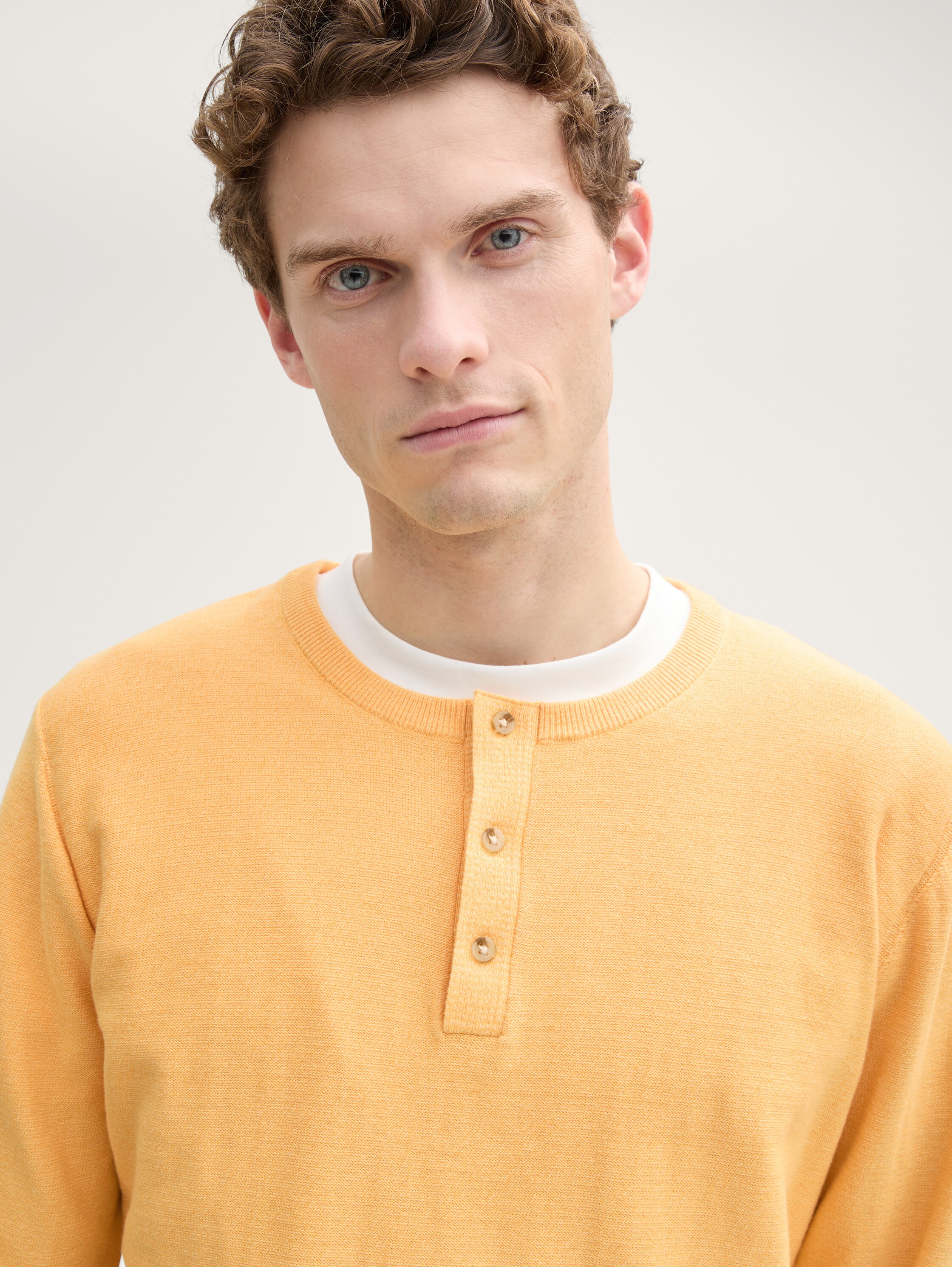 Henley Strickpullover aus Baumwolle - peachy_orange_tonal_finestripe - 