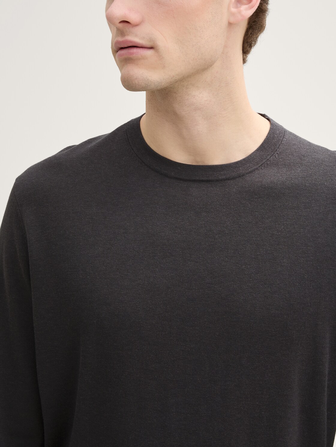 Softtouch Strickpullover mit Seide - Tarmac Grey - Detail-Model-Ansicht