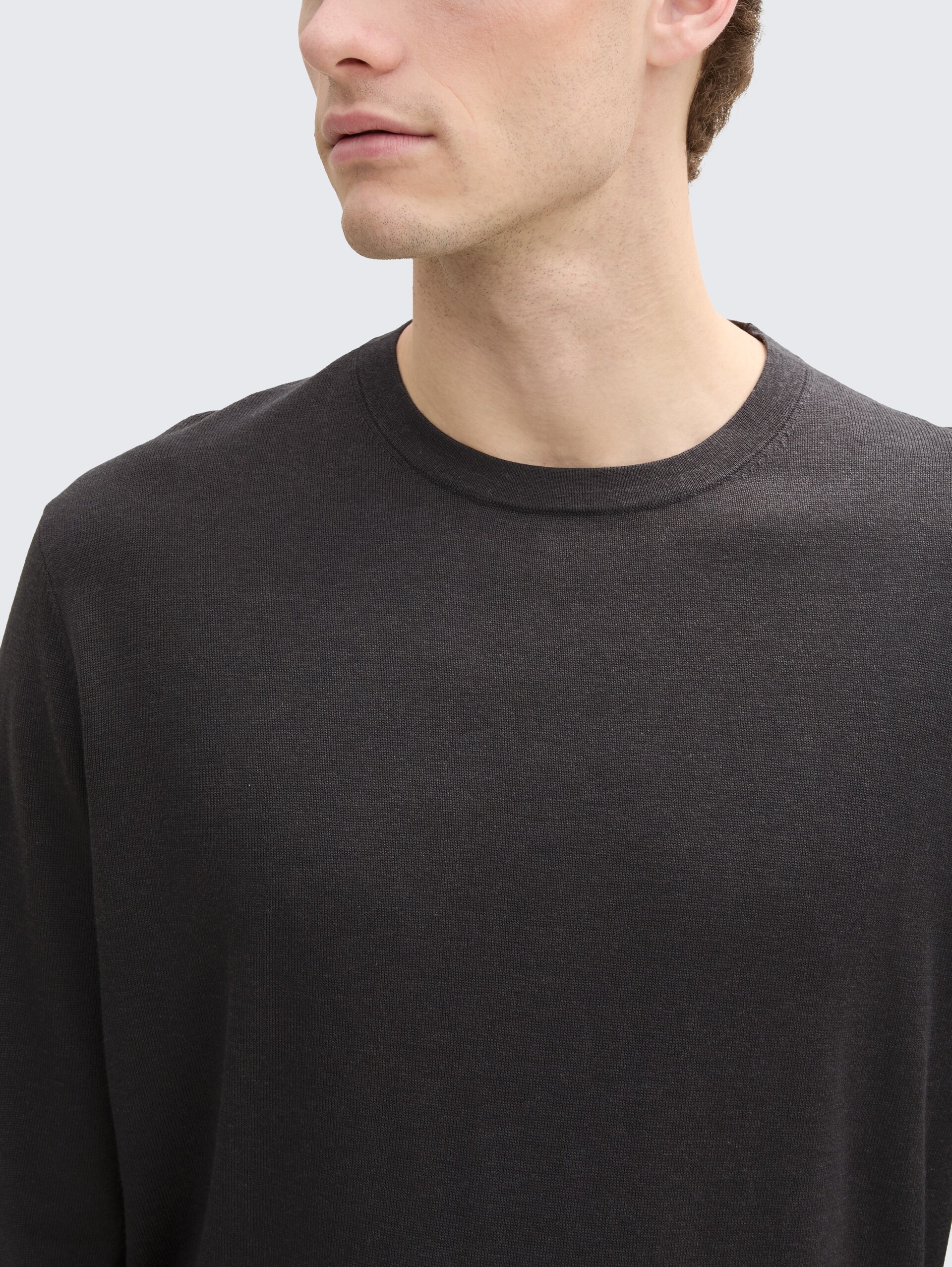 Softtouch Strickpullover mit Seide - Tarmac Grey - Detail-Model-Ansicht