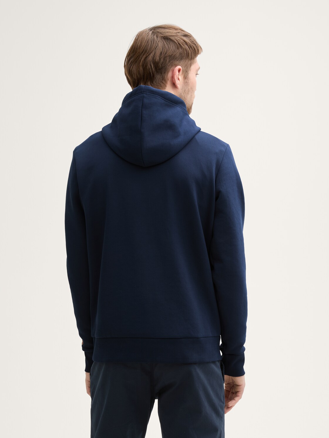 Hoodie Sweatshirt mit Taschen - sky captain blue - Auschnitt Model-Rückansicht