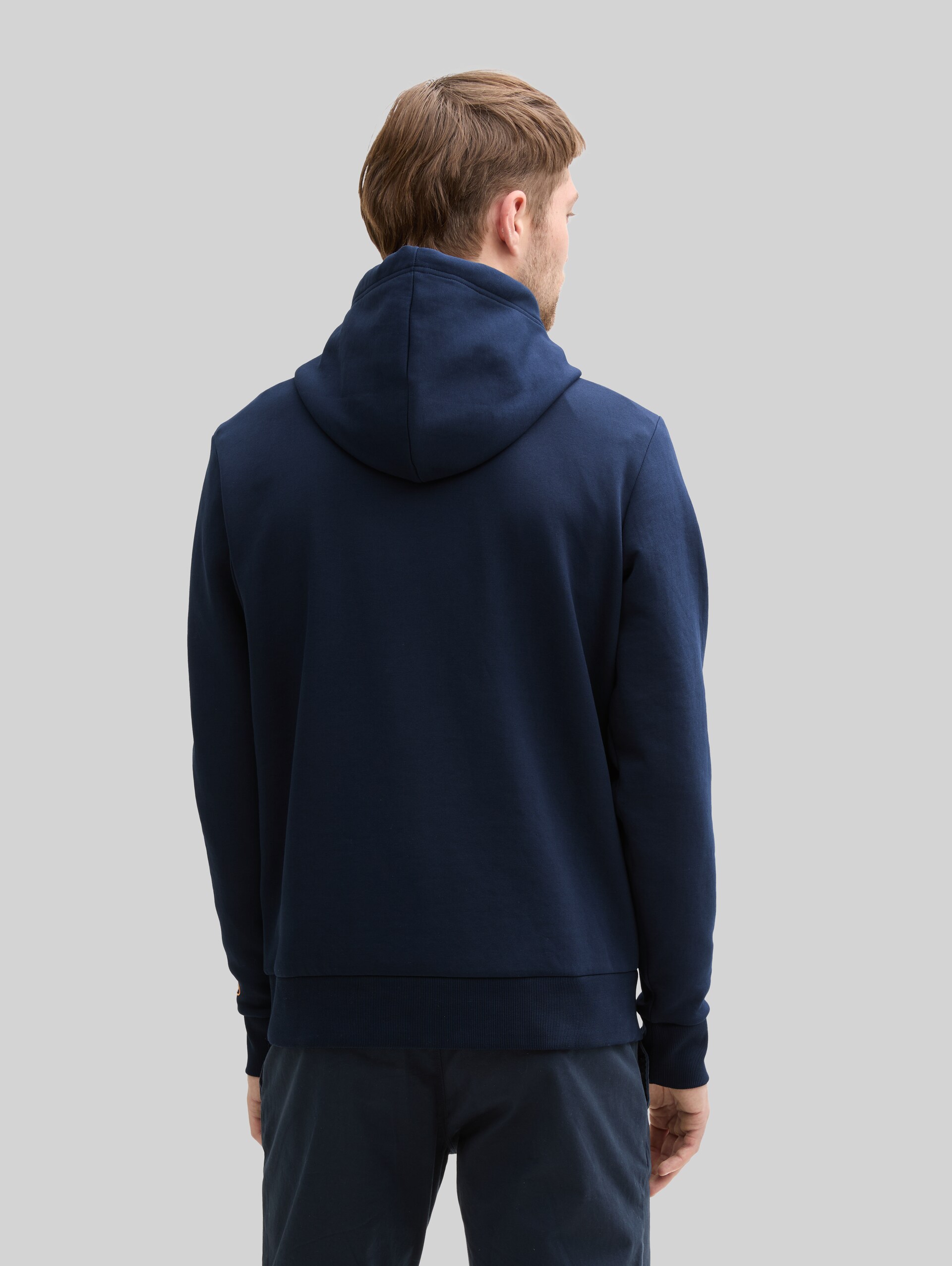 Hoodie sweatshirt with pockets - sky captain blue - Neckline model-back view
