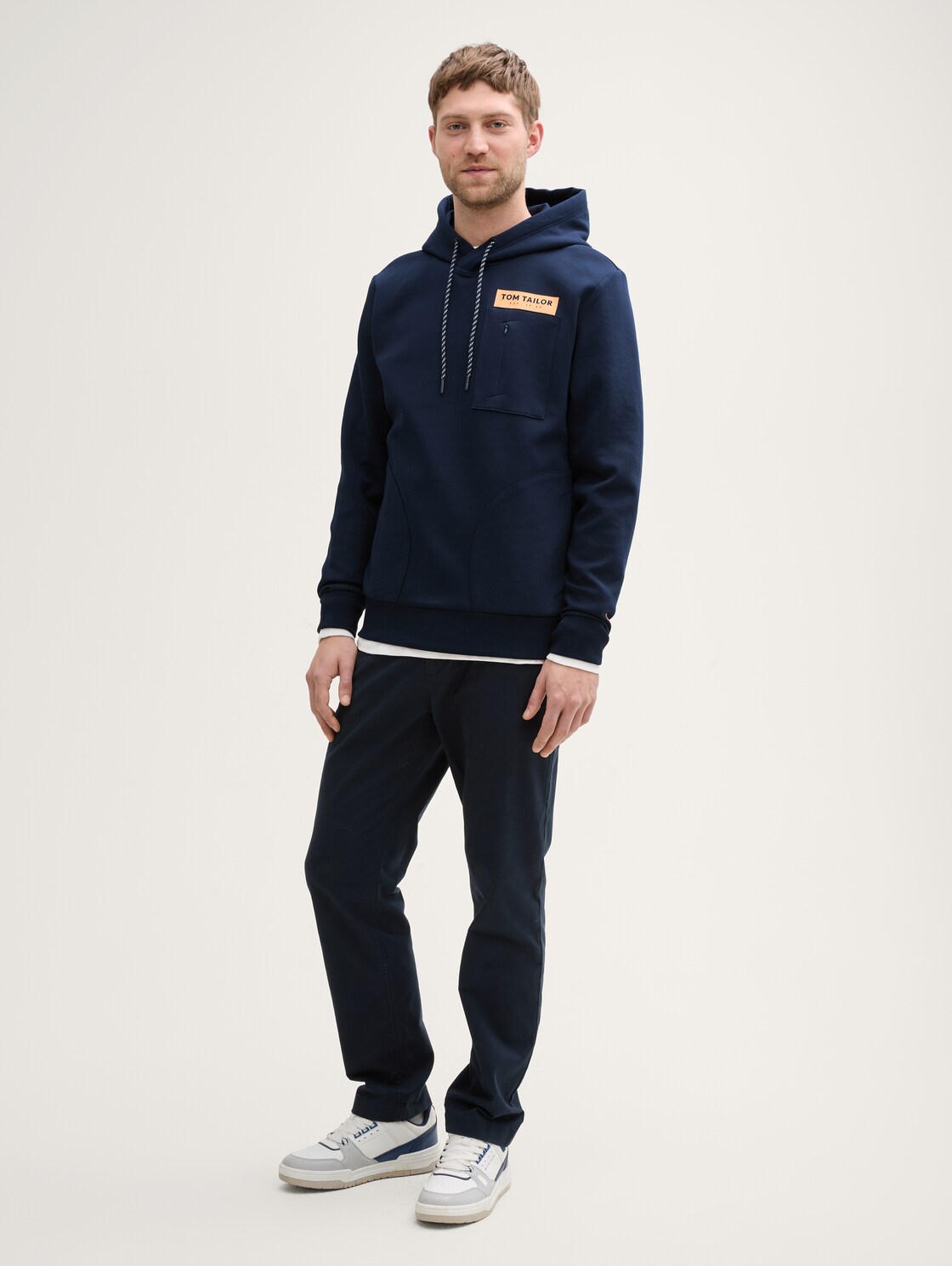 Hoodie Sweatshirt mit Taschen - sky captain blue - Model-Vorderansicht