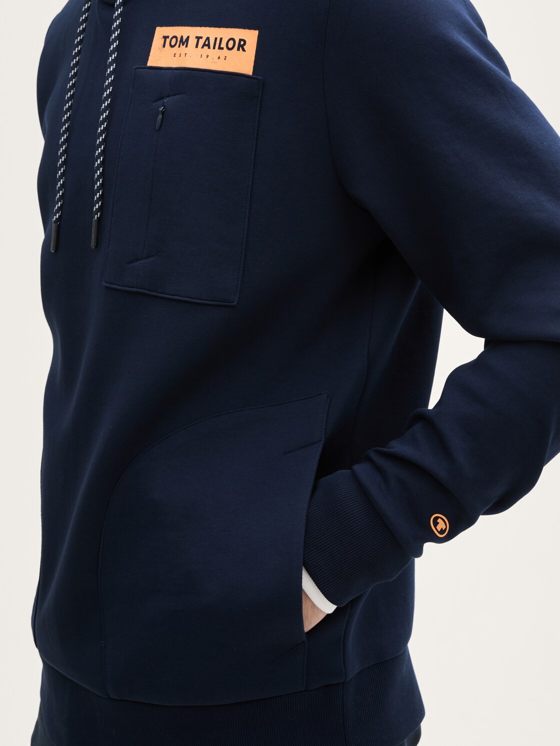 Hoodie Sweatshirt mit Taschen - sky captain blue - Detail-Model-Ansicht