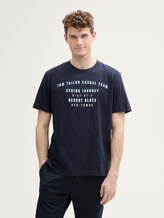T-Shirt aus Baumwolle mit Print - sky captain blue - Ausschnitt Model-Vorderansicht