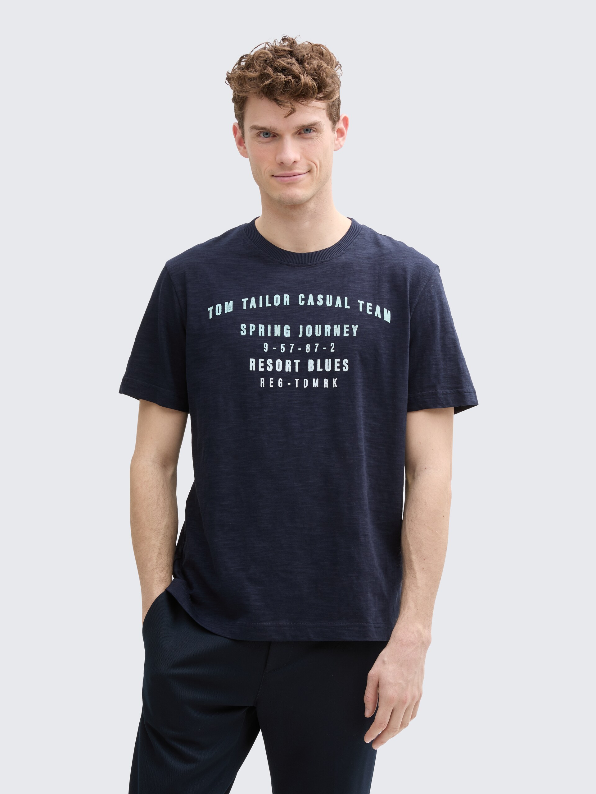 T-Shirt aus Baumwolle mit Print - sky captain blue - Ausschnitt Model-Vorderansicht