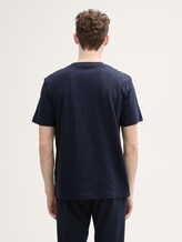 T-Shirt aus Baumwolle mit Print - sky captain blue - Auschnitt Model-Rückansicht