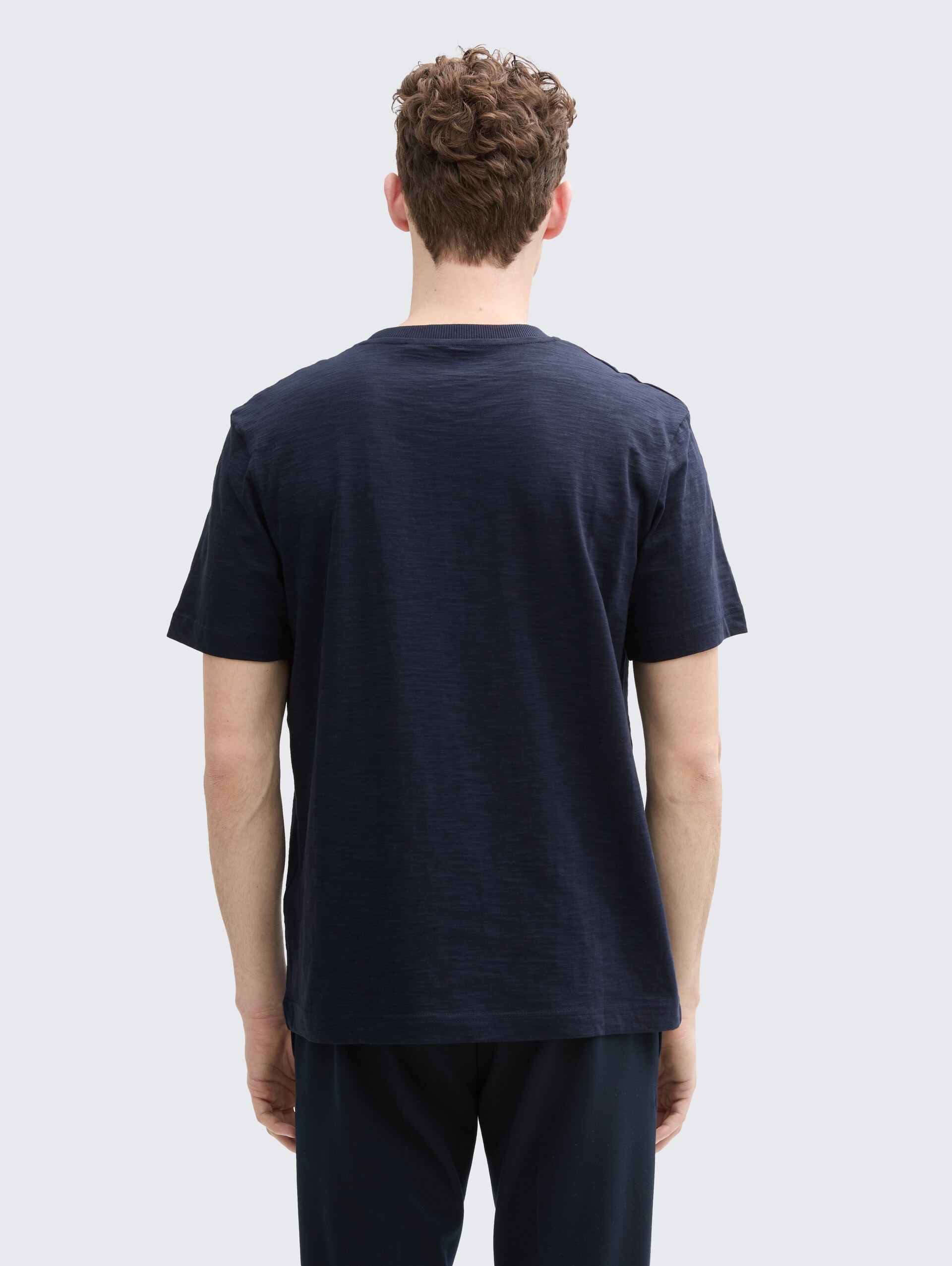 T-Shirt aus Baumwolle mit Print - sky captain blue - Auschnitt Model-Rückansicht