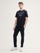 T-Shirt aus Baumwolle mit Print - sky captain blue - Model-Vorderansicht