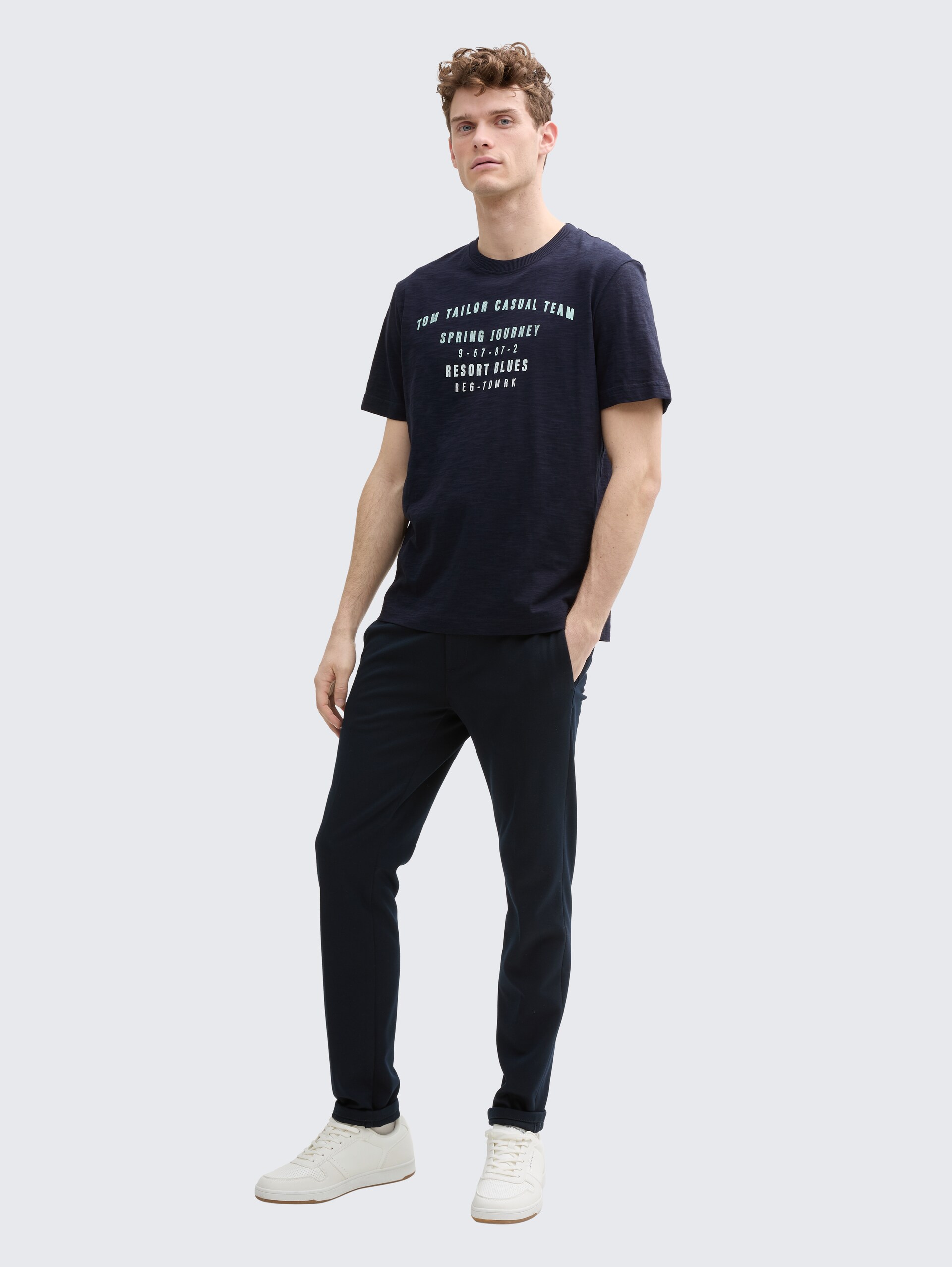 T-Shirt aus Baumwolle mit Print - sky captain blue - Model-Vorderansicht