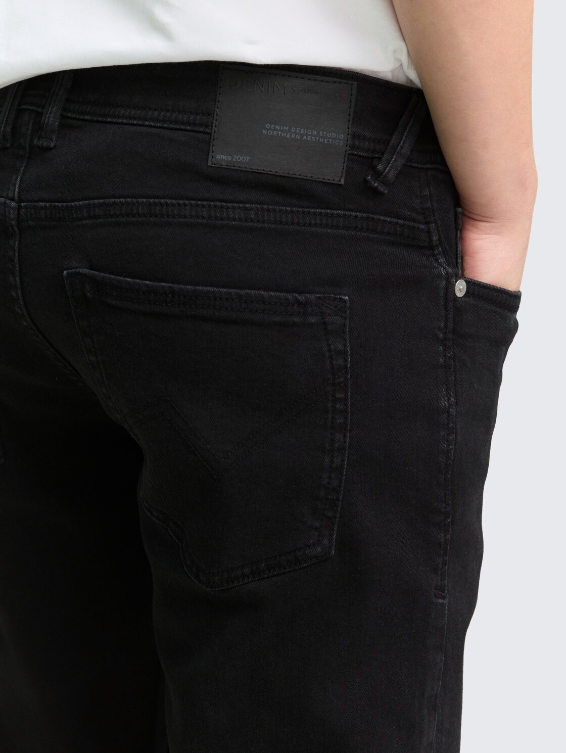 TTPIERS SLIM Jeans - dark stone black black denim - Detail-Model-Ansicht