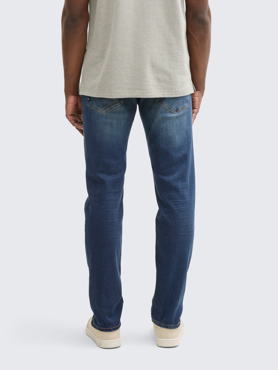 TTAEDAN STRAIGHT Jeans - Used Dark Stone Blue Denim - Auschnitt Model-Rückansicht