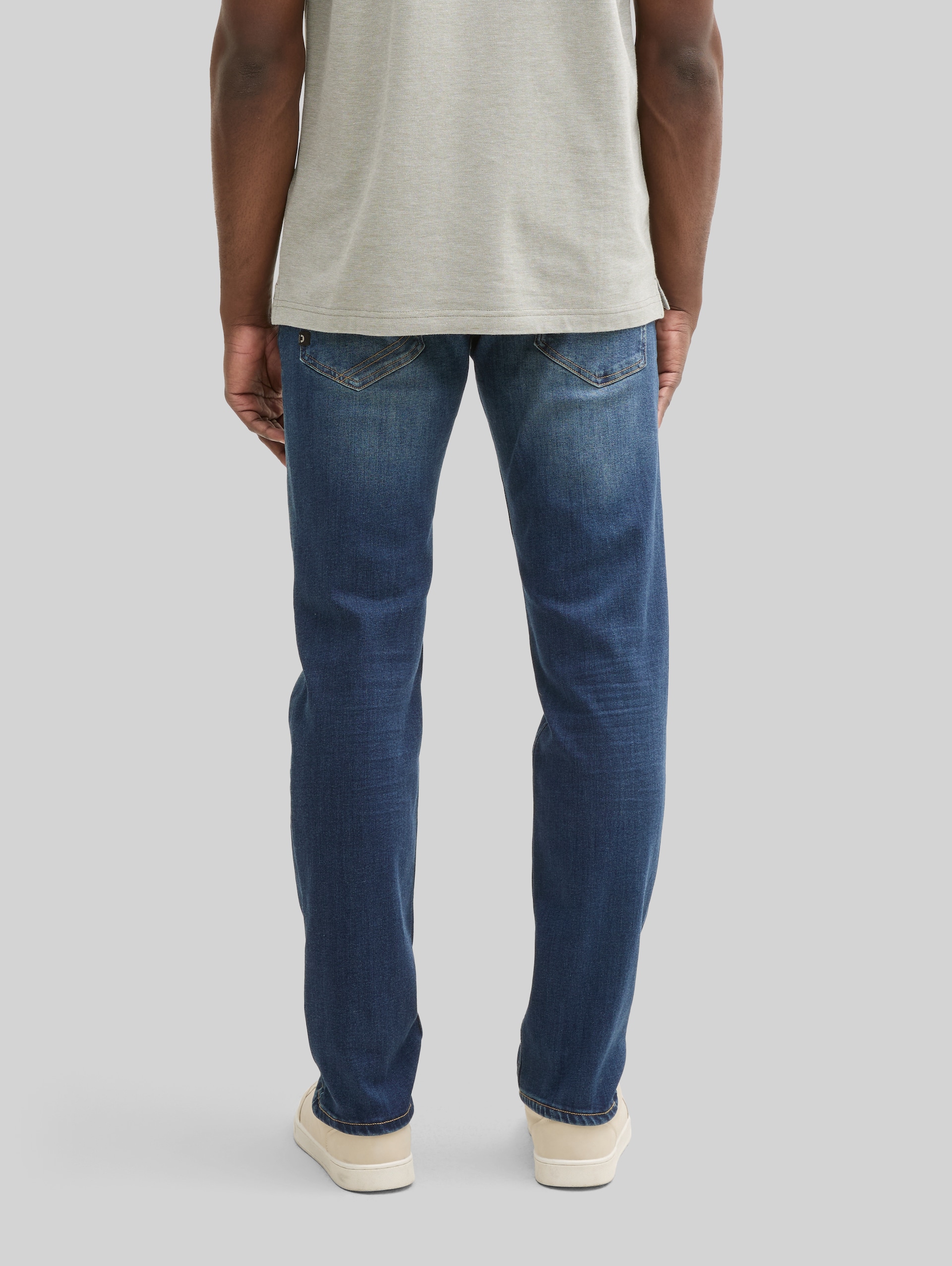 Jean TTAEDAN STRAIGHT - Used Dark Stone Blue Denim - Découpe Vue arrière du modèle