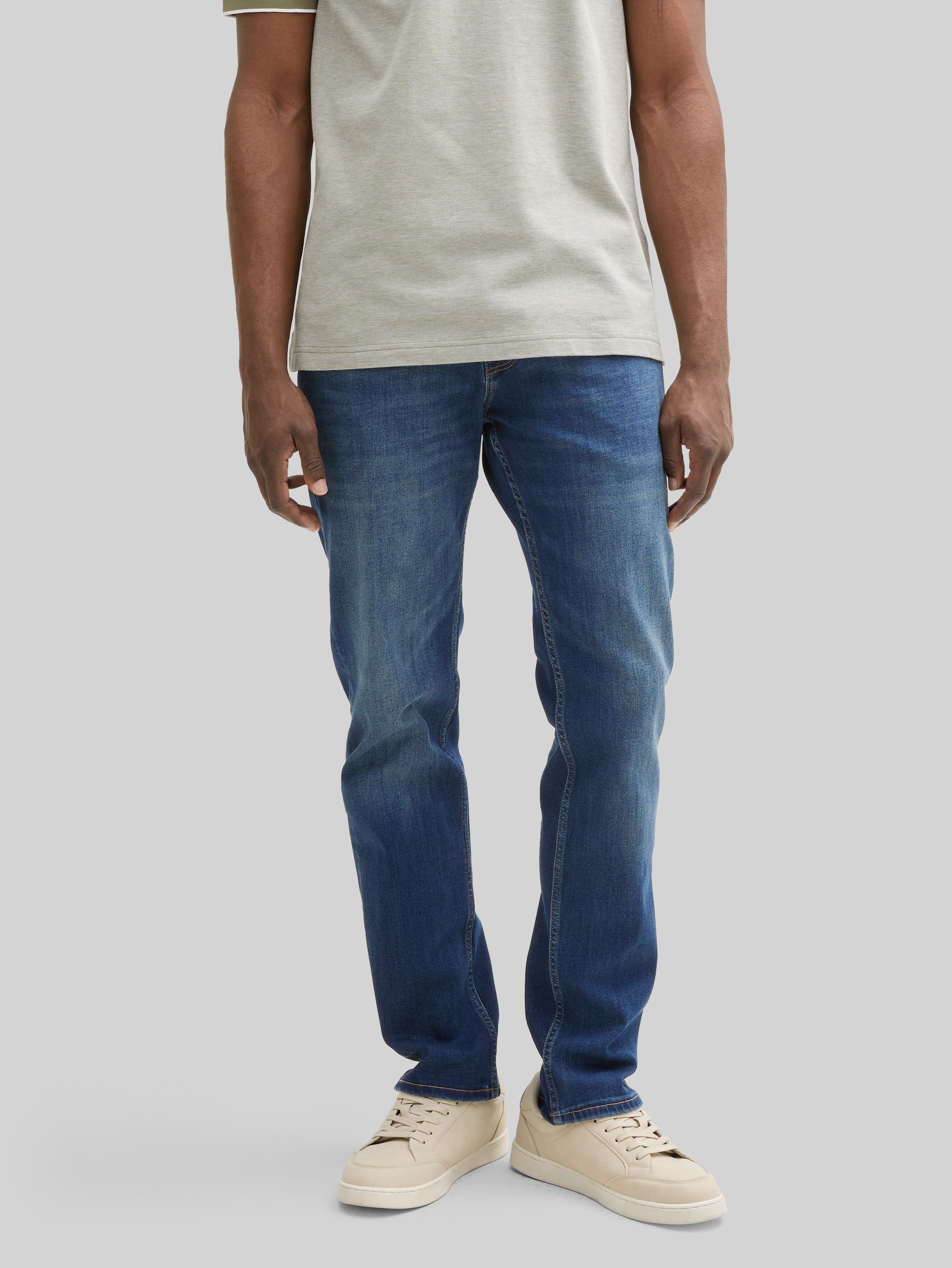 Jean TTAEDAN STRAIGHT - Used Dark Stone Blue Denim - Découpe Vue de face du modèle