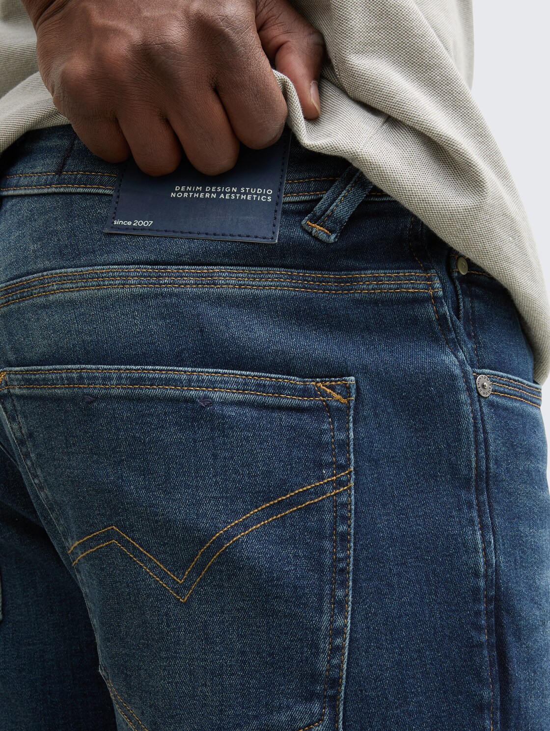 TTAEDAN STRAIGHT Jeans - Used Dark Stone Blue Denim - Detail-Model-Ansicht