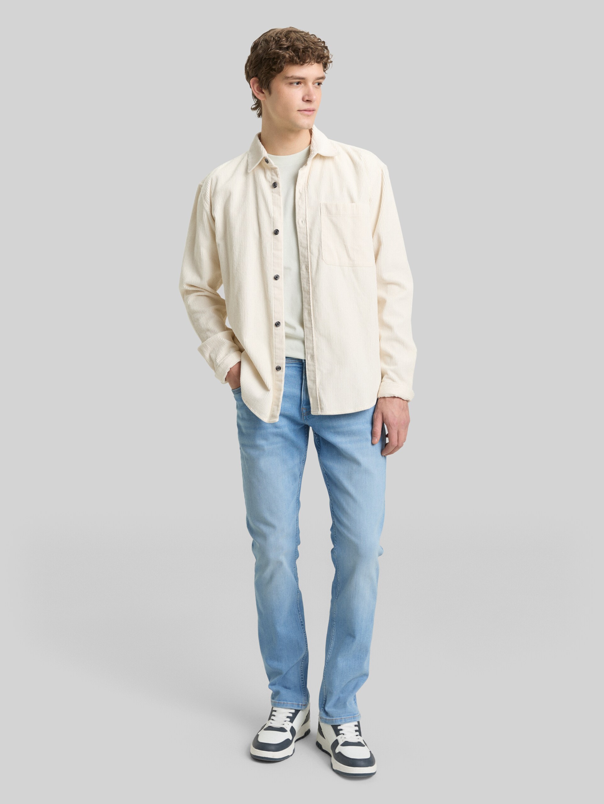 TTAEDAN STRAIGHT Jeans - light stone bright blue denim - Model front view