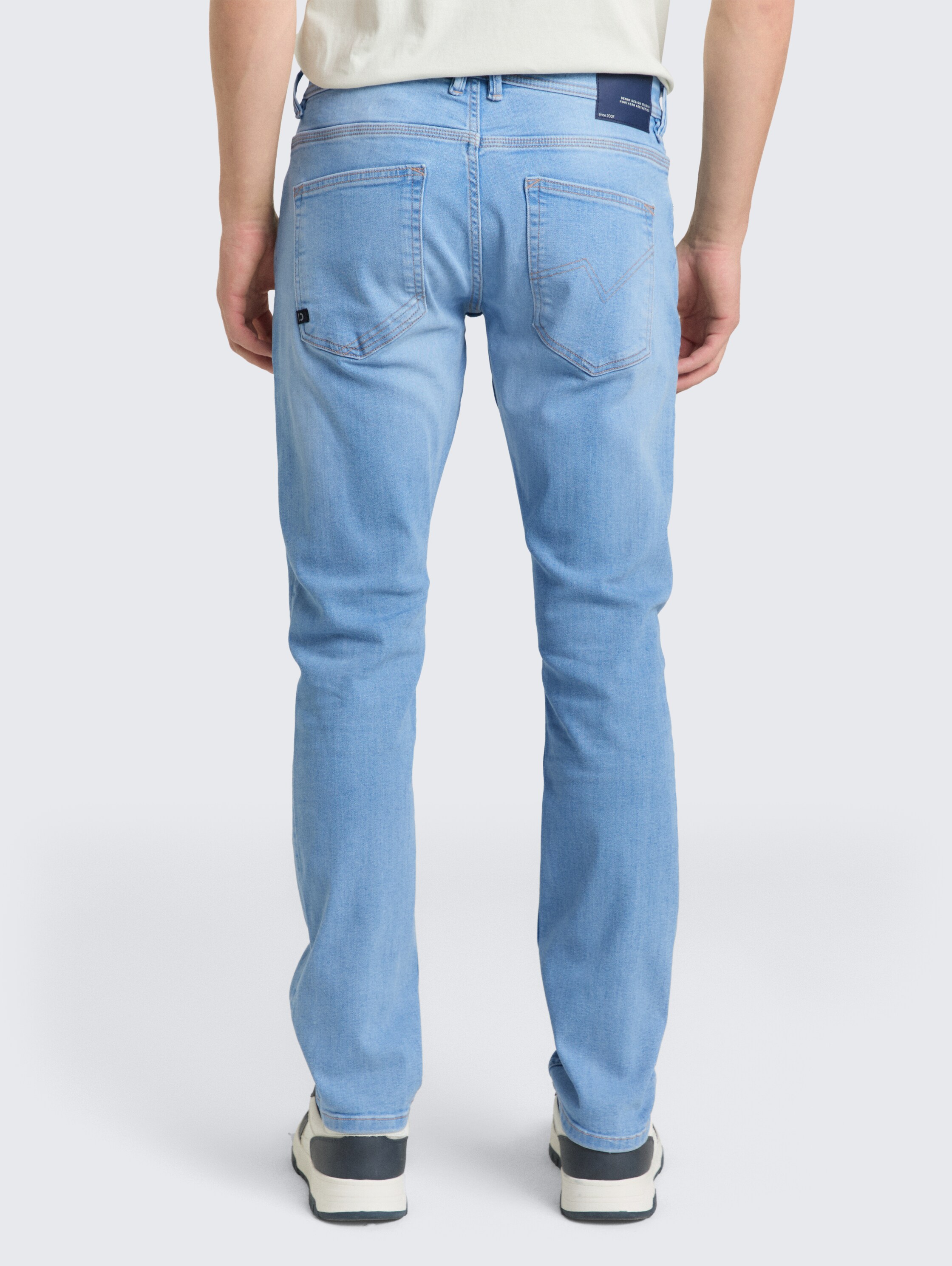 TTAEDAN STRAIGHT Jeans - light stone bright blue denim - Auschnitt Model-Rückansicht