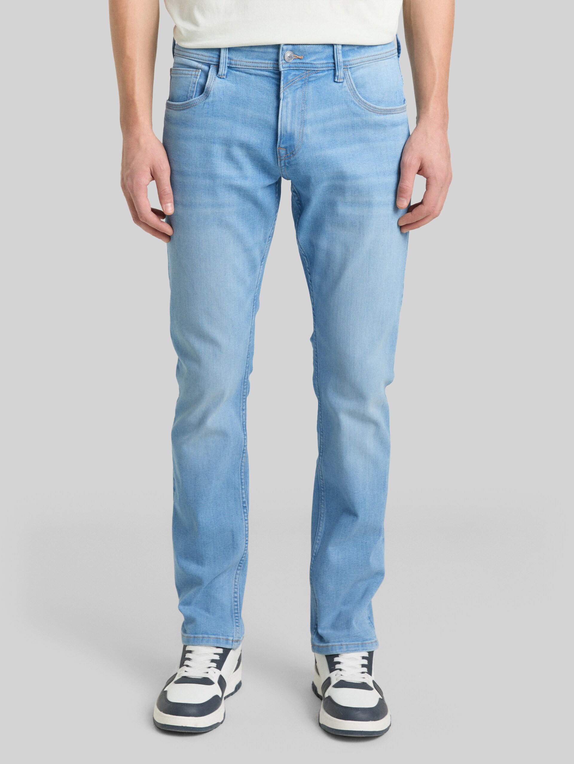 TTAEDAN STRAIGHT Jeans - light stone bright blue denim - Neckline model front view