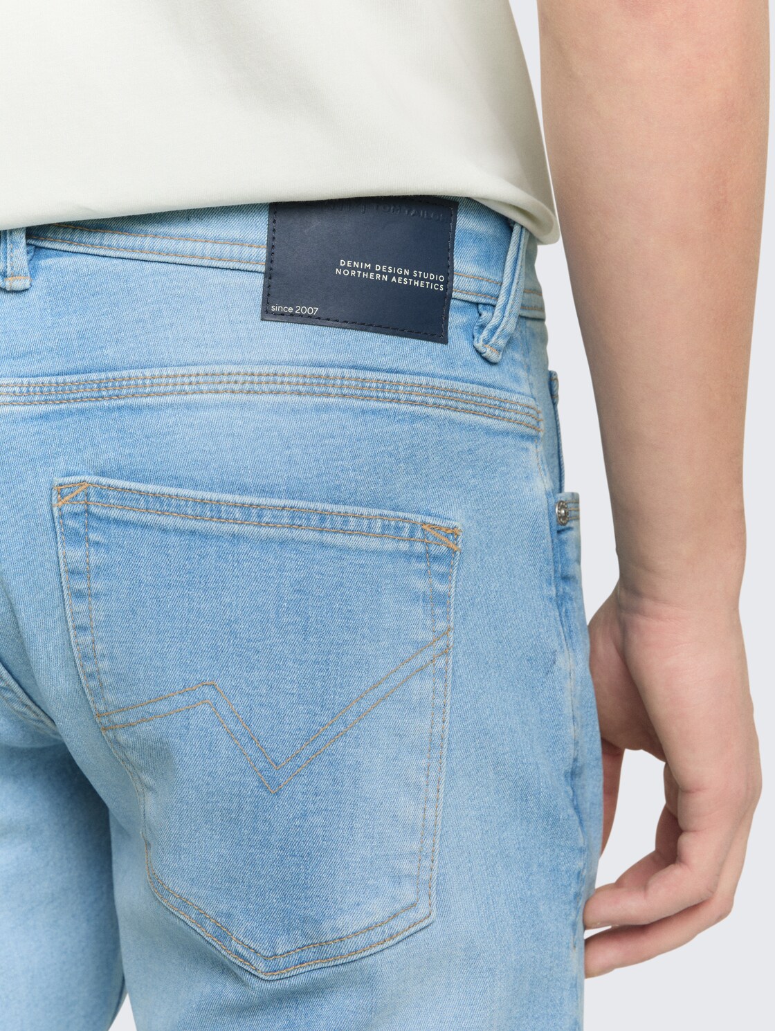 TTAEDAN STRAIGHT Jeans - light stone bright blue denim - Detail-Model-Ansicht