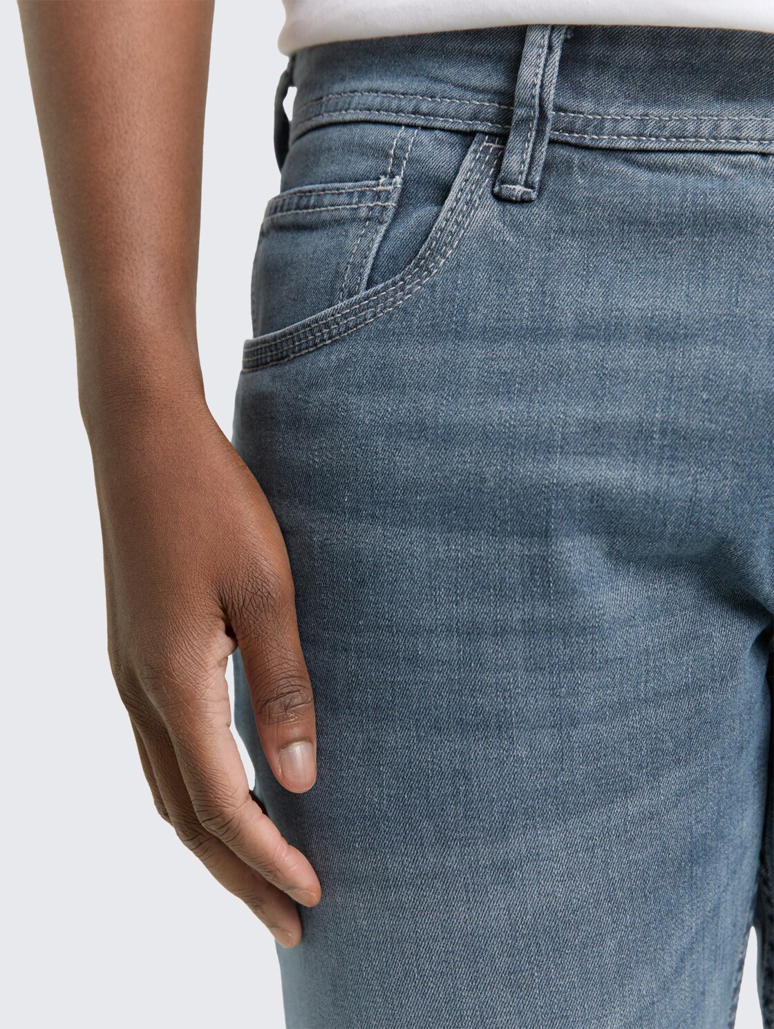 TTAEDAN STRAIGHT Jeans - mid stone blue grey denim - Detail-Model-Ansicht