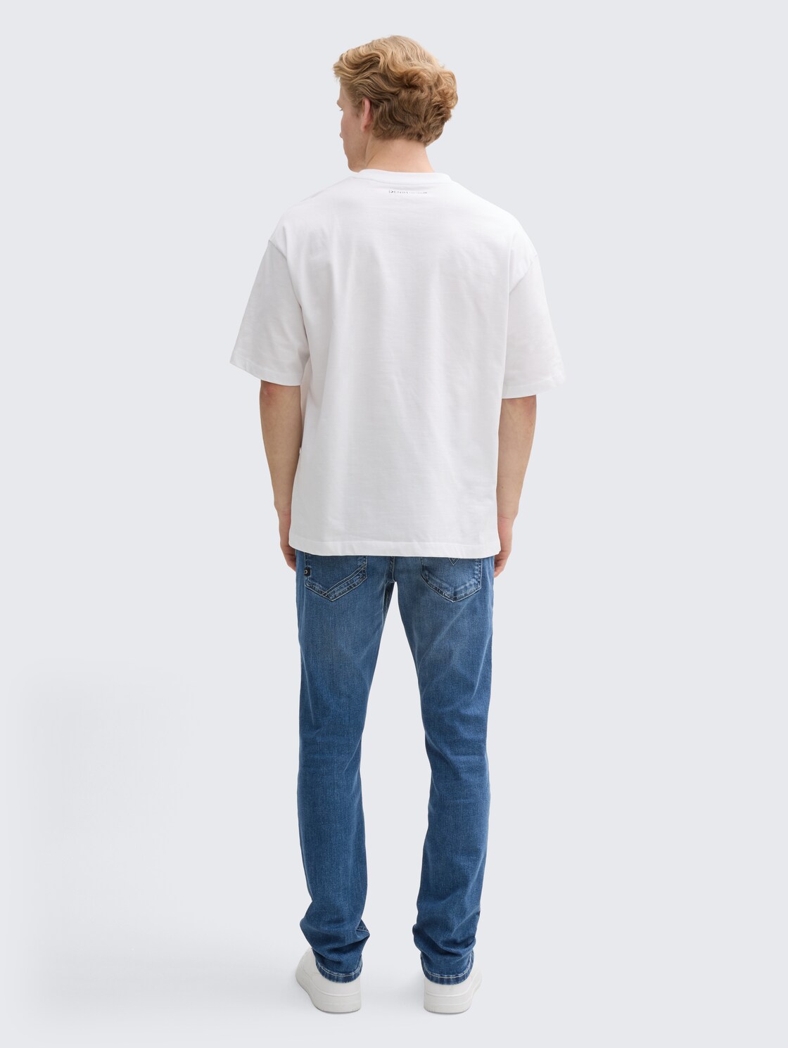 TTAEDAN STRAIGHT Jeans mit Stretch - Used Mid Stone Blue Denim - Auschnitt Model-Rückansicht