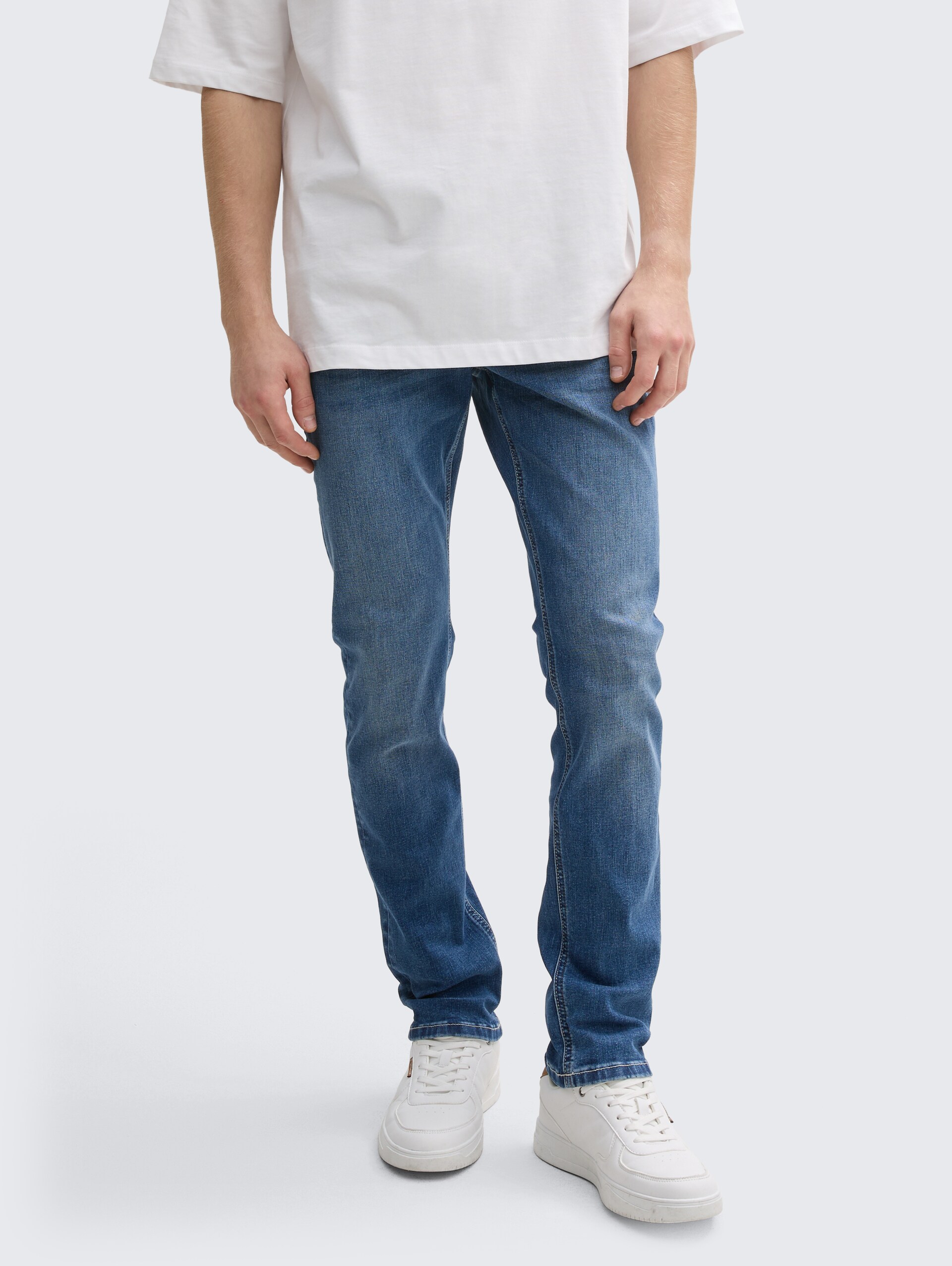 TTAEDAN STRAIGHT Jeans mit Stretch - Used Mid Stone Blue Denim - Ausschnitt Model-Vorderansicht