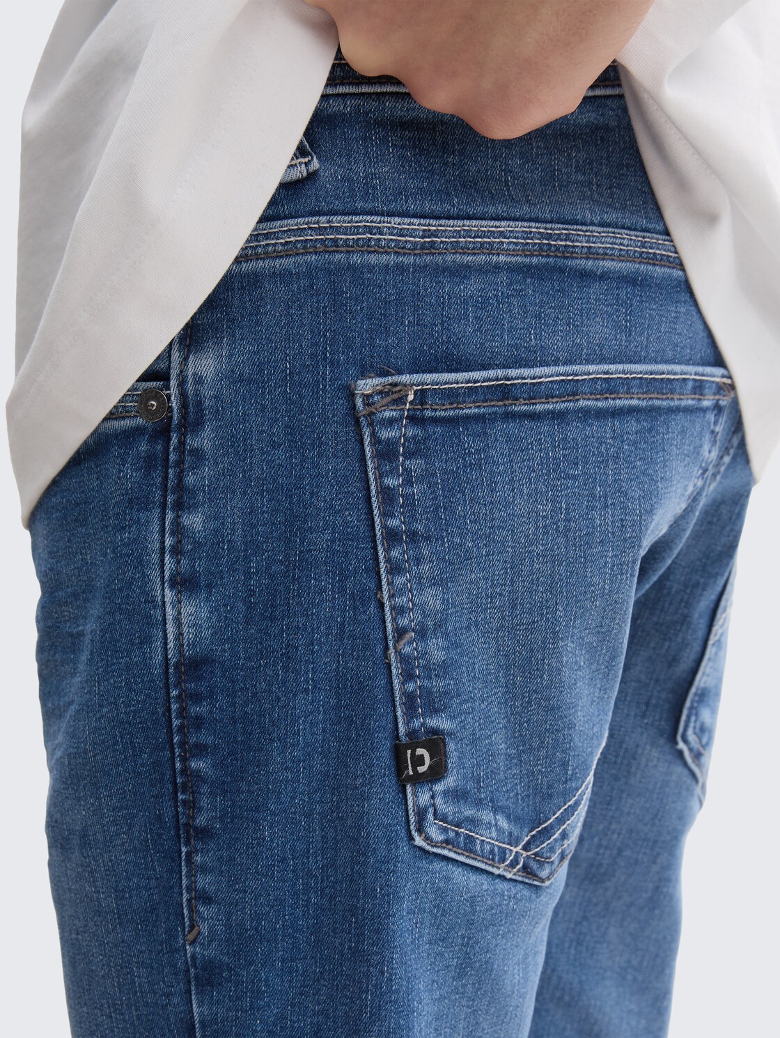TTAEDAN STRAIGHT Jeans mit Stretch - Used Mid Stone Blue Denim - Detail-Model-Ansicht