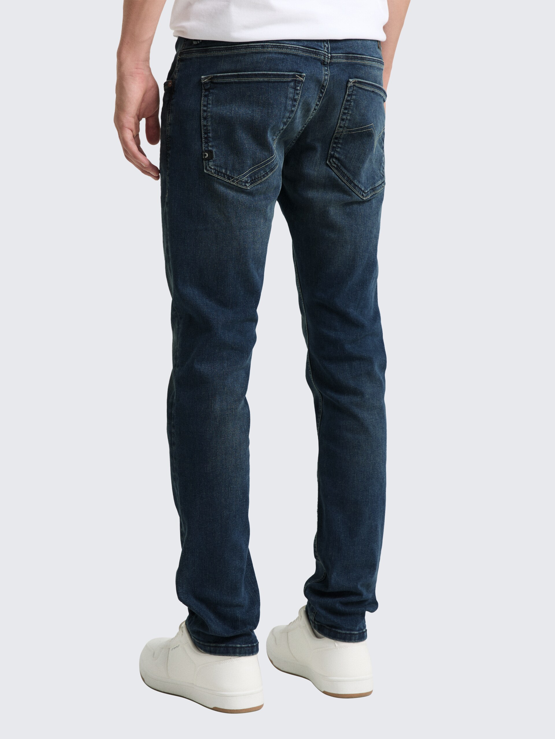 TTAEDAN STRAIGHT Jeans mit Stretch - dark stone blue black denim - Auschnitt Model-Rückansicht
