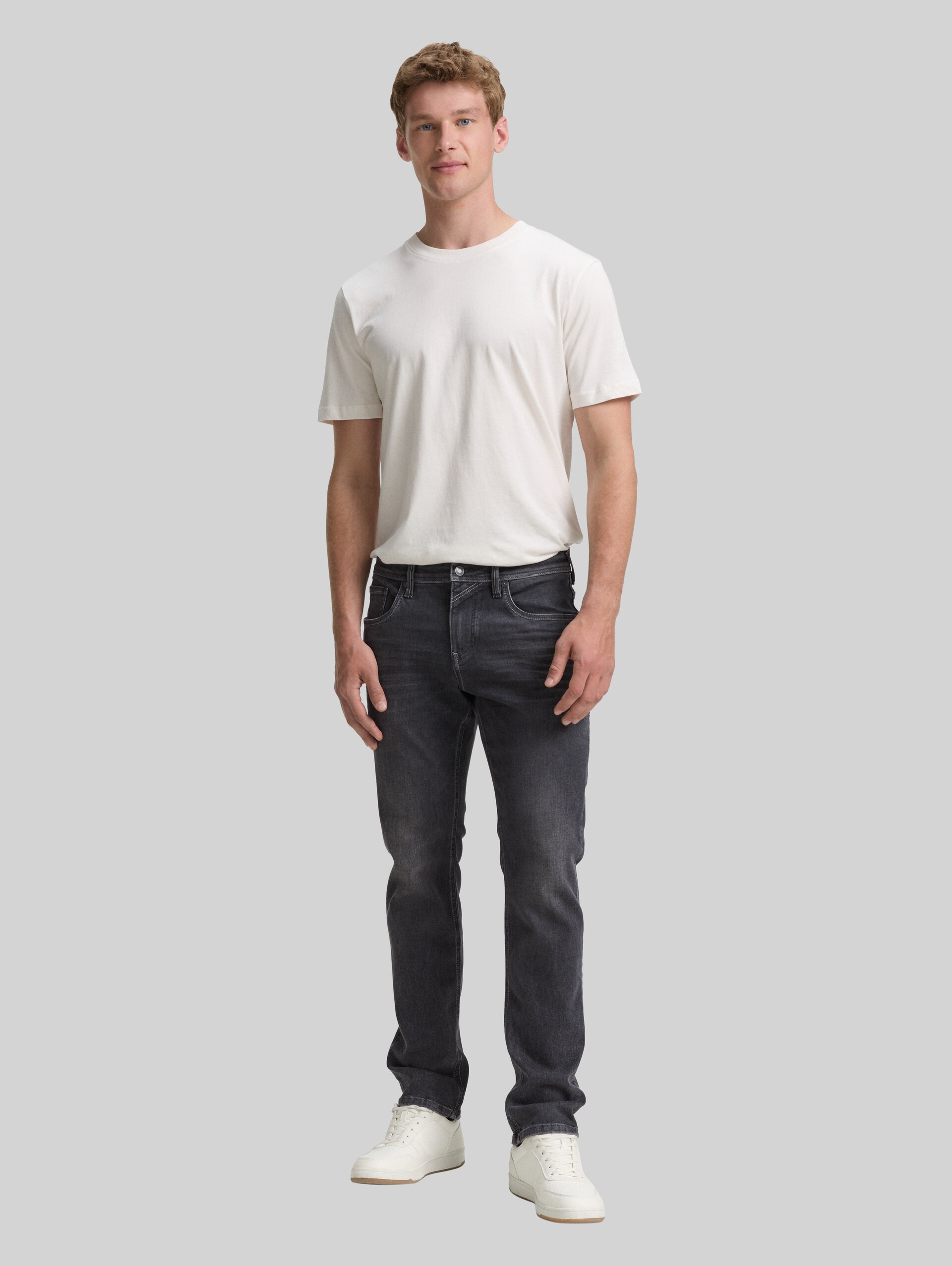 TTAEDAN STRAIGHT Jeans with Stretch - used dark stone grey denim - Model front view